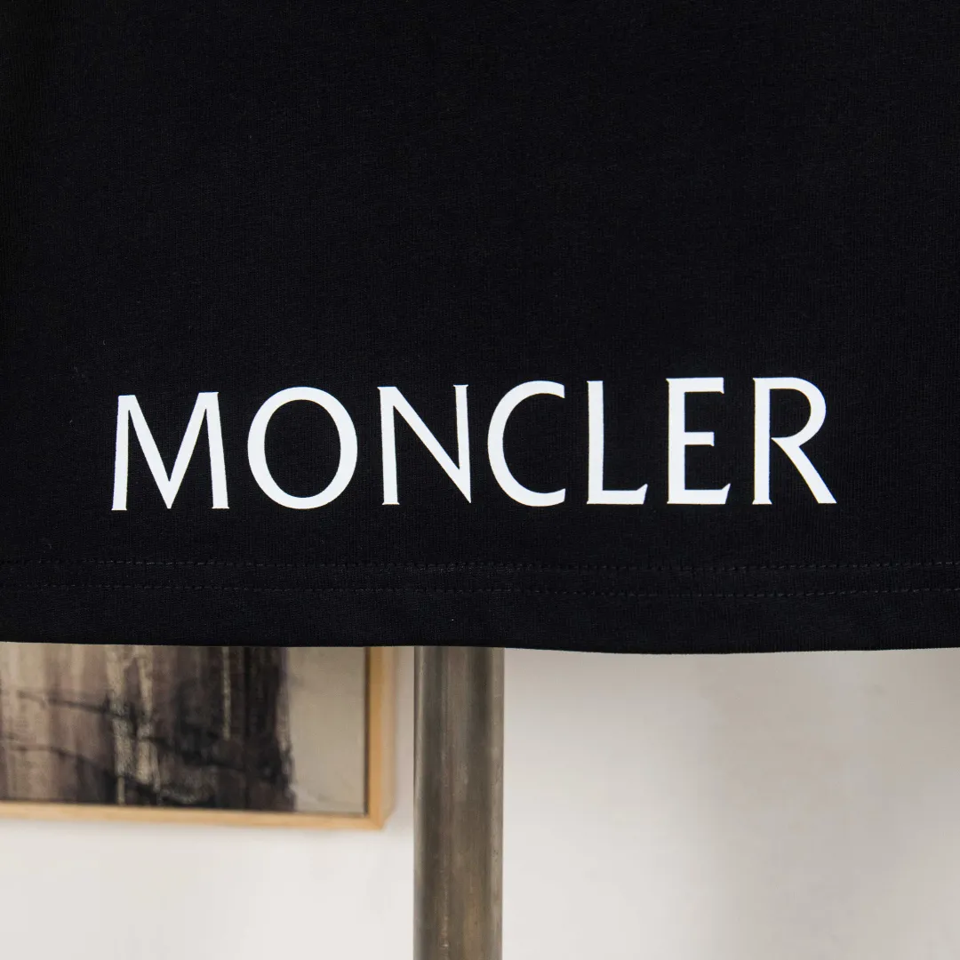 P190 💰 zp version [exclusive supply] MONCLER/muzzled 300g round neck short-sleeved T-shirt brand classic badge letter LOGO embossed process official synchronization high version high quality fashion personality versatile trend pure original quality original fabric hang tag collar label washed wheat three standards complete Color: Black. White. Size: S M L XL XXL Number: WS10011