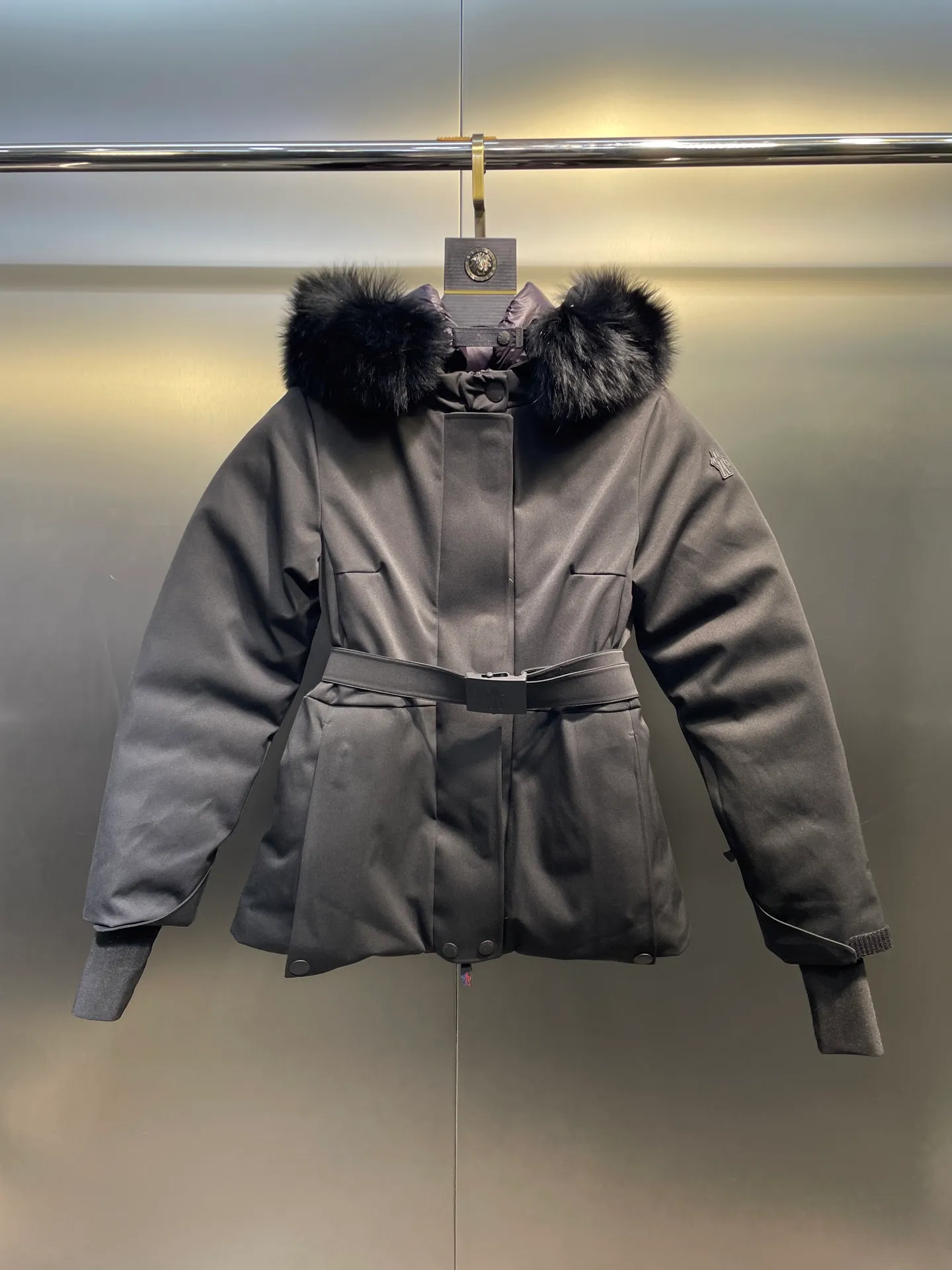 P1120 moncler 🌟Women's ski waisted short down jacket. The fabric is made of the original longue saison nylon material, and the fur collar is made of fox fur collar, which effectively blocks wind and rain and keeps the interior dry and comfortable. Comfortable and wind resistant. The inner filling is made of high-quality national standard 90 white goose down, which has light fluffiness and excellent thermal insulation performance. Quilting design, classic rectangular texture, a quilting process that can not only fix down to prevent it from running away, but is also an important decorative element. Stitching technology is very important, fine stitches can better lock the velvet. The internal label washing N is equipped with an anti-counterfeiting chip and a built-in sensor, which can verify the authenticity through a mobile phone. The fur collar is snap-detachable, and the hem and cuffs are adjustable with drawstrings. The waist is nipped in, and the hardware accessories are unified to restore the original zippers. YKK brand zippers are used for smoother and more durable buckles, windproof design ribs on the cuffs and hem, and adjustable drawstrings. Custom woven and dyed, no color difference from the original. Perfect restoration of ingenious craftsmanship, complete three standards, customized accessories Color: black Size: s-xl