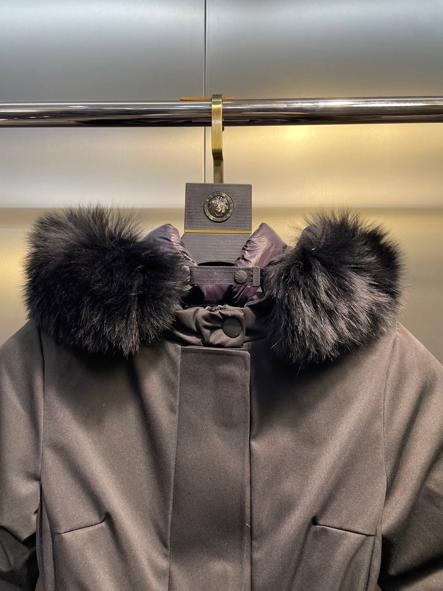 P1120 moncler 🌟Women's ski waisted short down jacket. The fabric is made of the original longue saison nylon material, and the fur collar is made of fox fur collar, which effectively blocks wind and rain and keeps the interior dry and comfortable. Comfortable and wind resistant. The inner filling is made of high-quality national standard 90 white goose down, which has light fluffiness and excellent thermal insulation performance. Quilting design, classic rectangular texture, a quilting process that can not only fix down to prevent it from running away, but is also an important decorative element. Stitching technology is very important, fine stitches can better lock the velvet. The internal label washing N is equipped with an anti-counterfeiting chip and a built-in sensor, which can verify the authenticity through a mobile phone. The fur collar is snap-detachable, and the hem and cuffs are adjustable with drawstrings. The waist is nipped in, and the hardware accessories are unified to restore the original zippers. YKK brand zippers are used for smoother and more durable buckles, windproof design ribs on the cuffs and hem, and adjustable drawstrings. Custom woven and dyed, no color difference from the original. Perfect restoration of ingenious craftsmanship, complete three standards, customized accessories Color: black Size: s-xl