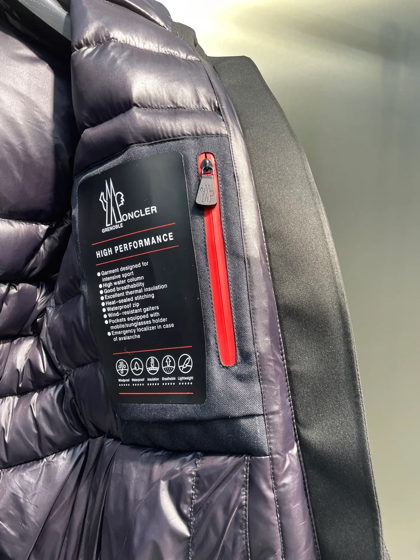 P1120 moncler 🌟Women's ski waisted short down jacket. The fabric is made of the original longue saison nylon material, and the fur collar is made of fox fur collar, which effectively blocks wind and rain and keeps the interior dry and comfortable. Comfortable and wind resistant. The inner filling is made of high-quality national standard 90 white goose down, which has light fluffiness and excellent thermal insulation performance. Quilting design, classic rectangular texture, a quilting process that can not only fix down to prevent it from running away, but is also an important decorative element. Stitching technology is very important, fine stitches can better lock the velvet. The internal label washing N is equipped with an anti-counterfeiting chip and a built-in sensor, which can verify the authenticity through a mobile phone. The fur collar is snap-detachable, and the hem and cuffs are adjustable with drawstrings. The waist is nipped in, and the hardware accessories are unified to restore the original zippers. YKK brand zippers are used for smoother and more durable buckles, windproof design ribs on the cuffs and hem, and adjustable drawstrings. Custom woven and dyed, no color difference from the original. Perfect restoration of ingenious craftsmanship, complete three standards, customized accessories Color: black Size: s-xl