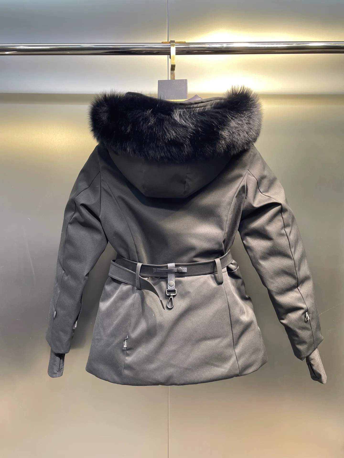 P1120 moncler 🌟Women's ski waisted short down jacket. The fabric is made of the original longue saison nylon material, and the fur collar is made of fox fur collar, which effectively blocks wind and rain and keeps the interior dry and comfortable. Comfortable and wind resistant. The inner filling is made of high-quality national standard 90 white goose down, which has light fluffiness and excellent thermal insulation performance. Quilting design, classic rectangular texture, a quilting process that can not only fix down to prevent it from running away, but is also an important decorative element. Stitching technology is very important, fine stitches can better lock the velvet. The internal label washing N is equipped with an anti-counterfeiting chip and a built-in sensor, which can verify the authenticity through a mobile phone. The fur collar is snap-detachable, and the hem and cuffs are adjustable with drawstrings. The waist is nipped in, and the hardware accessories are unified to restore the original zippers. YKK brand zippers are used for smoother and more durable buckles, windproof design ribs on the cuffs and hem, and adjustable drawstrings. Custom woven and dyed, no color difference from the original. Perfect restoration of ingenious craftsmanship, complete three standards, customized accessories Color: black Size: s-xl