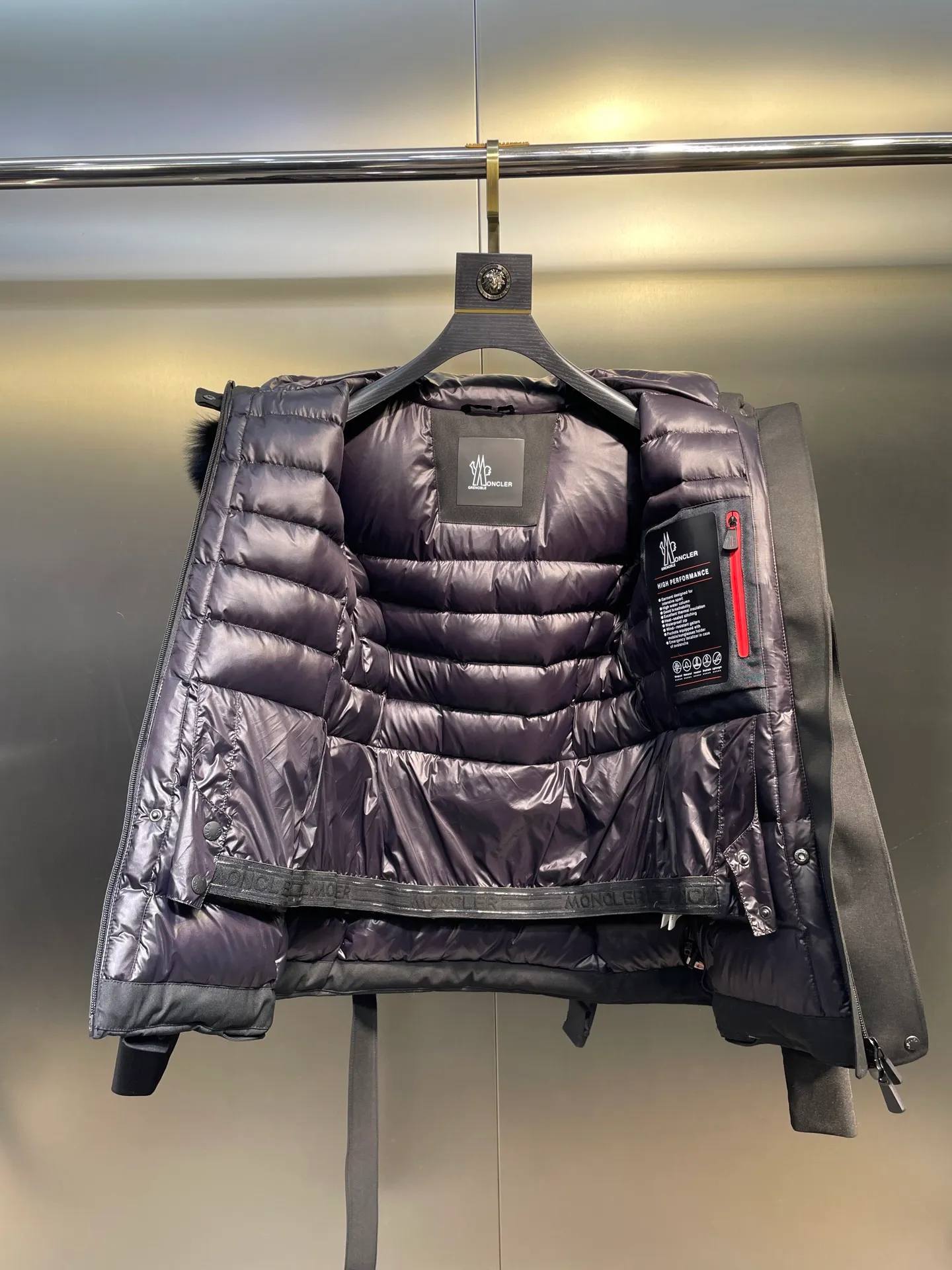 P1120 moncler 🌟Women's ski waisted short down jacket. The fabric is made of the original longue saison nylon material, and the fur collar is made of fox fur collar, which effectively blocks wind and rain and keeps the interior dry and comfortable. Comfortable and wind resistant. The inner filling is made of high-quality national standard 90 white goose down, which has light fluffiness and excellent thermal insulation performance. Quilting design, classic rectangular texture, a quilting process that can not only fix down to prevent it from running away, but is also an important decorative element. Stitching technology is very important, fine stitches can better lock the velvet. The internal label washing N is equipped with an anti-counterfeiting chip and a built-in sensor, which can verify the authenticity through a mobile phone. The fur collar is snap-detachable, and the hem and cuffs are adjustable with drawstrings. The waist is nipped in, and the hardware accessories are unified to restore the original zippers. YKK brand zippers are used for smoother and more durable buckles, windproof design ribs on the cuffs and hem, and adjustable drawstrings. Custom woven and dyed, no color difference from the original. Perfect restoration of ingenious craftsmanship, complete three standards, customized accessories Color: black Size: s-xl