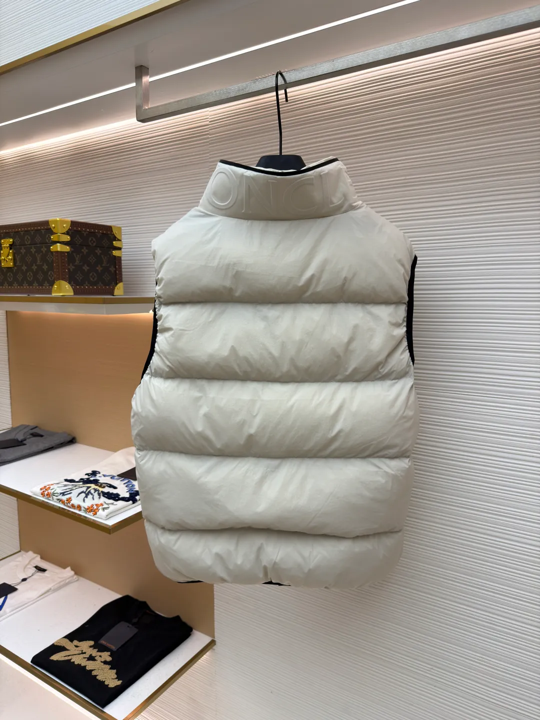 P670 MONCLER emblem hooded down vest ●Original version: purchased and developed at 7899 ●Item number: 1681646-C00 ●Fabric: white duck down fabric ●Technology: mechanical down filling ●Color: white ●Version: fitted version ●Weight: about 550 grams ●Size: 1-2-3-4 ●Description: The nylon fabric made of 100% nylon is woven into a tight and tough fabric through advanced textile technology. The strength of the frame is increased to effectively block the invasion of cold wind and lock the warm air generated by the down layer. After a tight weaving process and special treatment, it is waterproof and windproof. The surface forms a certain lotus leaf effect. It is also wrinkle-resistant and not easy to deform, making it easy for daily care. The quilting stitches are sewn in a diagonal direction at an angle of about 70 degrees, and the diagonal lines are arranged in parallel. The fabric and filling are planned into different functional areas, and the quilting stitches in each partition are relatively independent. This allows the finished product to produce a larger deformation space along the diagonal direction when stretched and pressed, making it less likely to tighten and break, and has rich visual effects, modern and advanced features. After the hood is removed, the stand-up collar displays an embossed logo of the same color, adding a unique visual experience and tactile details. Filled with 90% selected white duck down and weighing 170g, it ensures fluffiness, quick rebound, lightness and warmth. The overall wiring is straight and delicate, the fabric is comfortable and soft, and the color is consistent without color difference. It can be matched with the same style to create a fashionable look and control various occasions. Customized accessories, complete with three standards, same style for men and women!