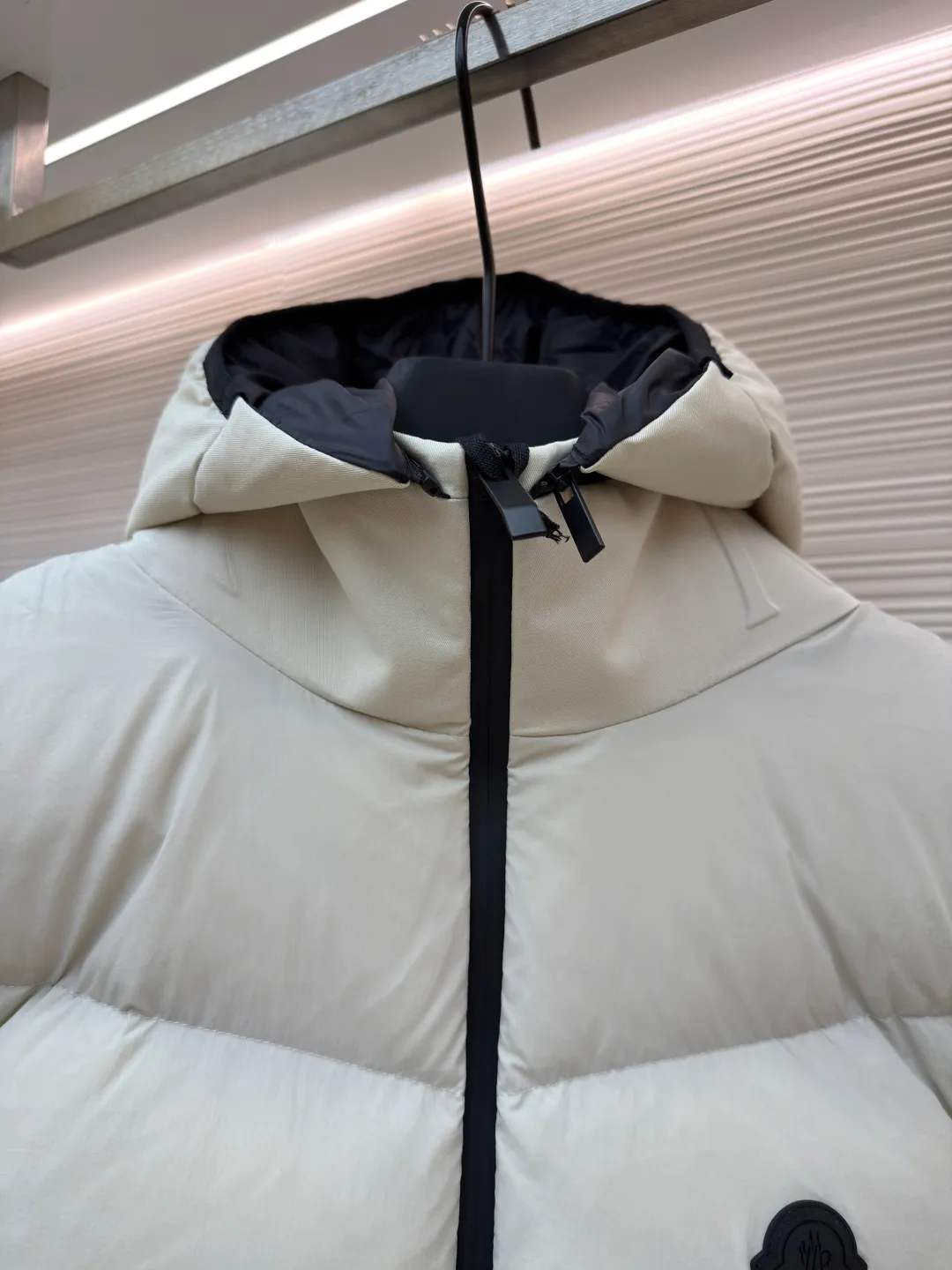 P670 MONCLER emblem hooded down vest ●Original version: purchased and developed at 7899 ●Item number: 1681646-C00 ●Fabric: white duck down fabric ●Technology: mechanical down filling ●Color: white ●Version: fitted version ●Weight: about 550 grams ●Size: 1-2-3-4 ●Description: The nylon fabric made of 100% nylon is woven into a tight and tough fabric through advanced textile technology. The strength of the frame is increased to effectively block the invasion of cold wind and lock the warm air generated by the down layer. After a tight weaving process and special treatment, it is waterproof and windproof. The surface forms a certain lotus leaf effect. It is also wrinkle-resistant and not easy to deform, making it easy for daily care. The quilting stitches are sewn in a diagonal direction at an angle of about 70 degrees, and the diagonal lines are arranged in parallel. The fabric and filling are planned into different functional areas, and the quilting stitches in each partition are relatively independent. This allows the finished product to produce a larger deformation space along the diagonal direction when stretched and pressed, making it less likely to tighten and break, and has rich visual effects, modern and advanced features. After the hood is removed, the stand-up collar displays an embossed logo of the same color, adding a unique visual experience and tactile details. Filled with 90% selected white duck down and weighing 170g, it ensures fluffiness, quick rebound, lightness and warmth. The overall wiring is straight and delicate, the fabric is comfortable and soft, and the color is consistent without color difference. It can be matched with the same style to create a fashionable look and control various occasions. Customized accessories, complete with three standards, same style for men and women!