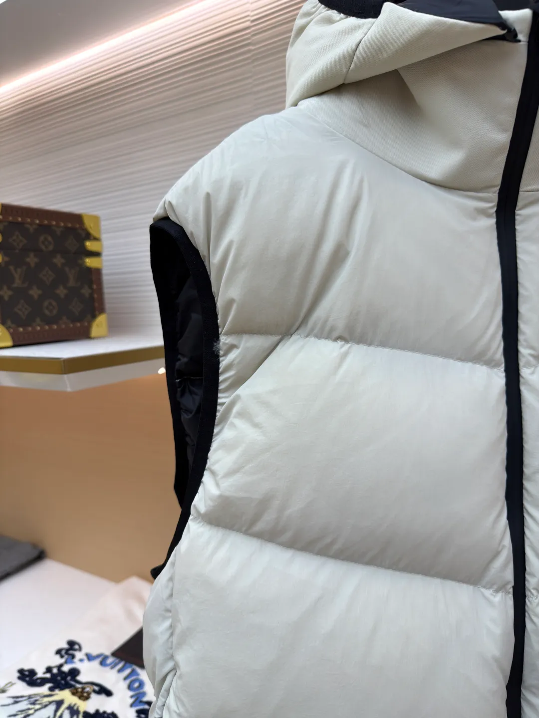 P670 MONCLER emblem hooded down vest ●Original version: purchased and developed at 7899 ●Item number: 1681646-C00 ●Fabric: white duck down fabric ●Technology: mechanical down filling ●Color: white ●Version: fitted version ●Weight: about 550 grams ●Size: 1-2-3-4 ●Description: The nylon fabric made of 100% nylon is woven into a tight and tough fabric through advanced textile technology. The strength of the frame is increased to effectively block the invasion of cold wind and lock the warm air generated by the down layer. After a tight weaving process and special treatment, it is waterproof and windproof. The surface forms a certain lotus leaf effect. It is also wrinkle-resistant and not easy to deform, making it easy for daily care. The quilting stitches are sewn in a diagonal direction at an angle of about 70 degrees, and the diagonal lines are arranged in parallel. The fabric and filling are planned into different functional areas, and the quilting stitches in each partition are relatively independent. This allows the finished product to produce a larger deformation space along the diagonal direction when stretched and pressed, making it less likely to tighten and break, and has rich visual effects, modern and advanced features. After the hood is removed, the stand-up collar displays an embossed logo of the same color, adding a unique visual experience and tactile details. Filled with 90% selected white duck down and weighing 170g, it ensures fluffiness, quick rebound, lightness and warmth. The overall wiring is straight and delicate, the fabric is comfortable and soft, and the color is consistent without color difference. It can be matched with the same style to create a fashionable look and control various occasions. Customized accessories, complete with three standards, same style for men and women!