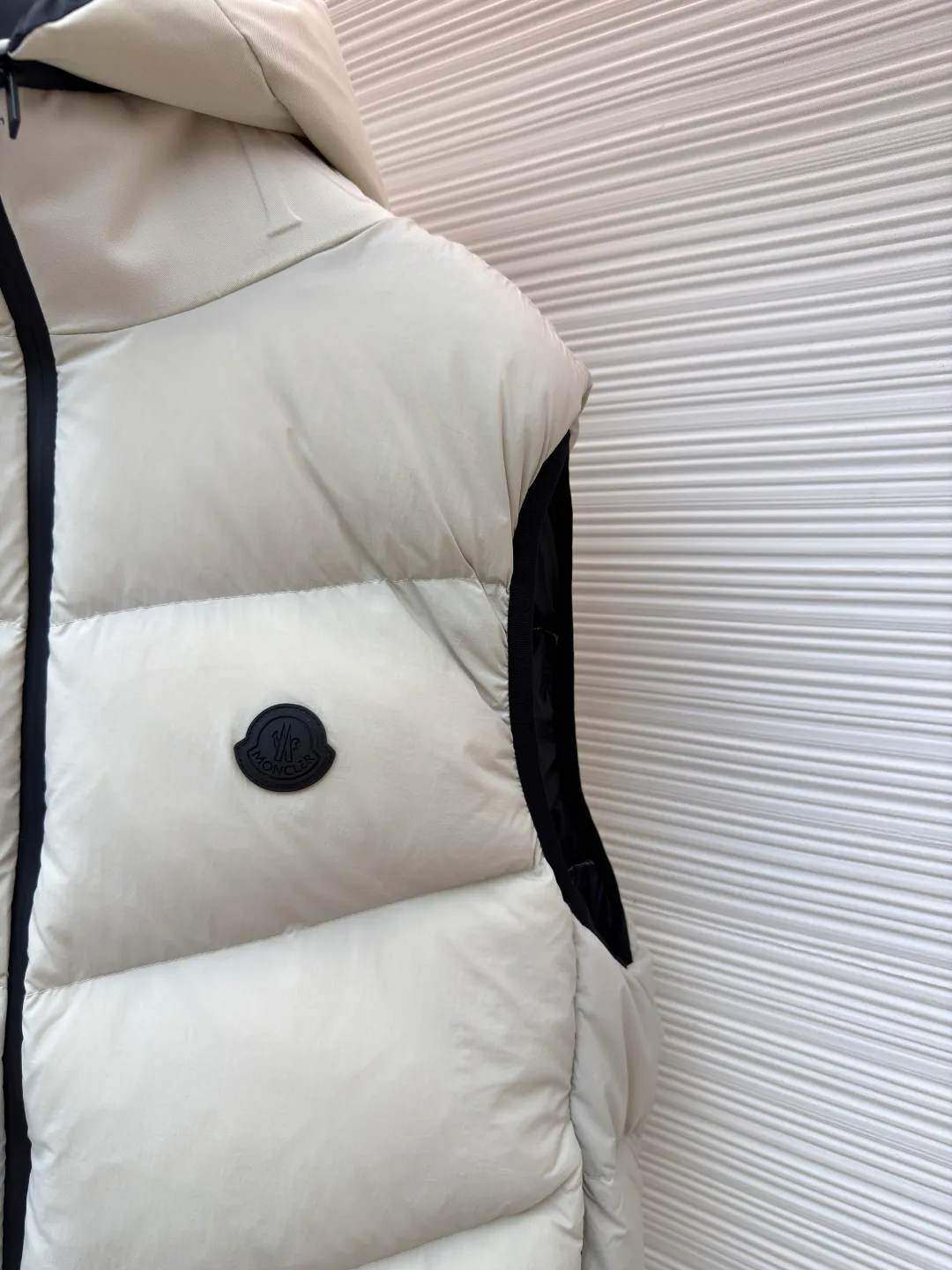 P670 MONCLER emblem hooded down vest ●Original version: purchased and developed at 7899 ●Item number: 1681646-C00 ●Fabric: white duck down fabric ●Technology: mechanical down filling ●Color: white ●Version: fitted version ●Weight: about 550 grams ●Size: 1-2-3-4 ●Description: The nylon fabric made of 100% nylon is woven into a tight and tough fabric through advanced textile technology. The strength of the frame is increased to effectively block the invasion of cold wind and lock the warm air generated by the down layer. After a tight weaving process and special treatment, it is waterproof and windproof. The surface forms a certain lotus leaf effect. It is also wrinkle-resistant and not easy to deform, making it easy for daily care. The quilting stitches are sewn in a diagonal direction at an angle of about 70 degrees, and the diagonal lines are arranged in parallel. The fabric and filling are planned into different functional areas, and the quilting stitches in each partition are relatively independent. This allows the finished product to produce a larger deformation space along the diagonal direction when stretched and pressed, making it less likely to tighten and break, and has rich visual effects, modern and advanced features. After the hood is removed, the stand-up collar displays an embossed logo of the same color, adding a unique visual experience and tactile details. Filled with 90% selected white duck down and weighing 170g, it ensures fluffiness, quick rebound, lightness and warmth. The overall wiring is straight and delicate, the fabric is comfortable and soft, and the color is consistent without color difference. It can be matched with the same style to create a fashionable look and control various occasions. Customized accessories, complete with three standards, same style for men and women!