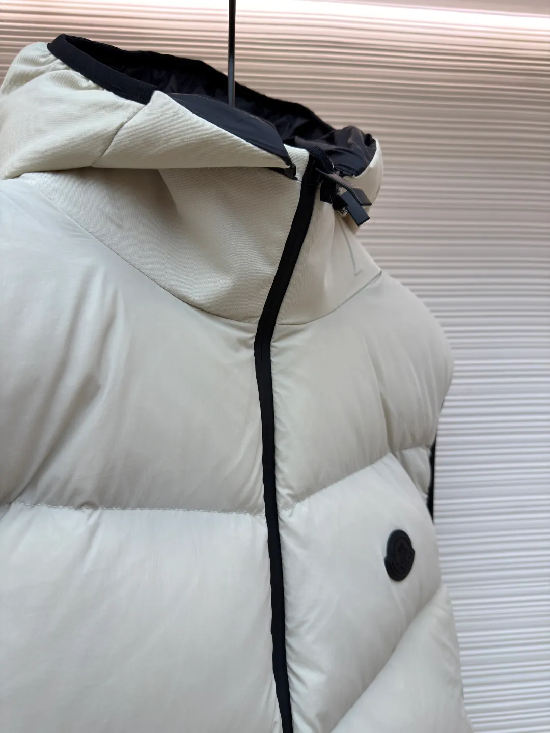 P670 MONCLER emblem hooded down vest ●Original version: purchased and developed at 7899 ●Item number: 1681646-C00 ●Fabric: white duck down fabric ●Technology: mechanical down filling ●Color: white ●Version: fitted version ●Weight: about 550 grams ●Size: 1-2-3-4 ●Description: The nylon fabric made of 100% nylon is woven into a tight and tough fabric through advanced textile technology. The strength of the frame is increased to effectively block the invasion of cold wind and lock the warm air generated by the down layer. After a tight weaving process and special treatment, it is waterproof and windproof. The surface forms a certain lotus leaf effect. It is also wrinkle-resistant and not easy to deform, making it easy for daily care. The quilting stitches are sewn in a diagonal direction at an angle of about 70 degrees, and the diagonal lines are arranged in parallel. The fabric and filling are planned into different functional areas, and the quilting stitches in each partition are relatively independent. This allows the finished product to produce a larger deformation space along the diagonal direction when stretched and pressed, making it less likely to tighten and break, and has rich visual effects, modern and advanced features. After the hood is removed, the stand-up collar displays an embossed logo of the same color, adding a unique visual experience and tactile details. Filled with 90% selected white duck down and weighing 170g, it ensures fluffiness, quick rebound, lightness and warmth. The overall wiring is straight and delicate, the fabric is comfortable and soft, and the color is consistent without color difference. It can be matched with the same style to create a fashionable look and control various occasions. Customized accessories, complete with three standards, same style for men and women!