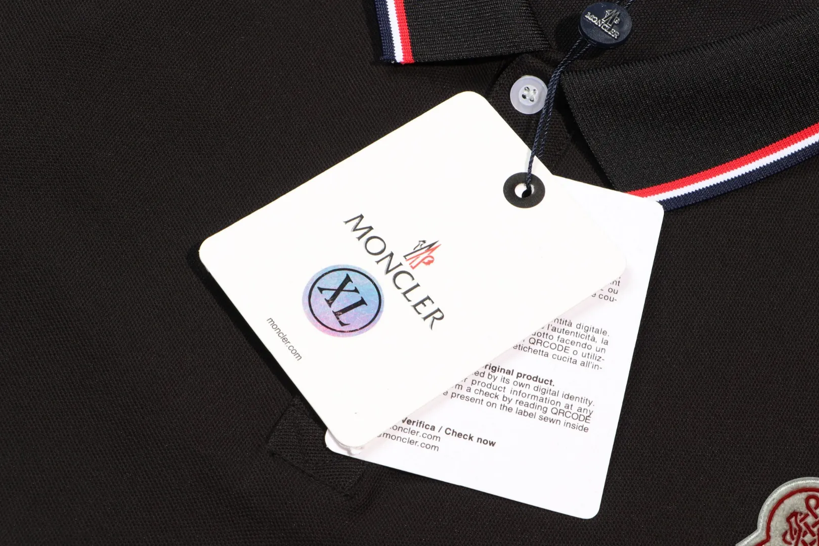P200 New in stock】𝐌𝐎𝐍𝐂𝐋𝐄𝐑~Mengkou #2024 Early spring new high-quality lapel long-sleeved POLO shirt, counter-customized fabrics with high breathability and comfort, impeccable details, the brand's simple element design concept, reflecting high quality. It feels delicate and soft! It presents a casual cut and the upper body shape is great! The chest is filled with three-dimensional embroidery of the brand LOGO to highlight quality and luxury. Color: black, white Size: M~L~XL~2XL~3XL