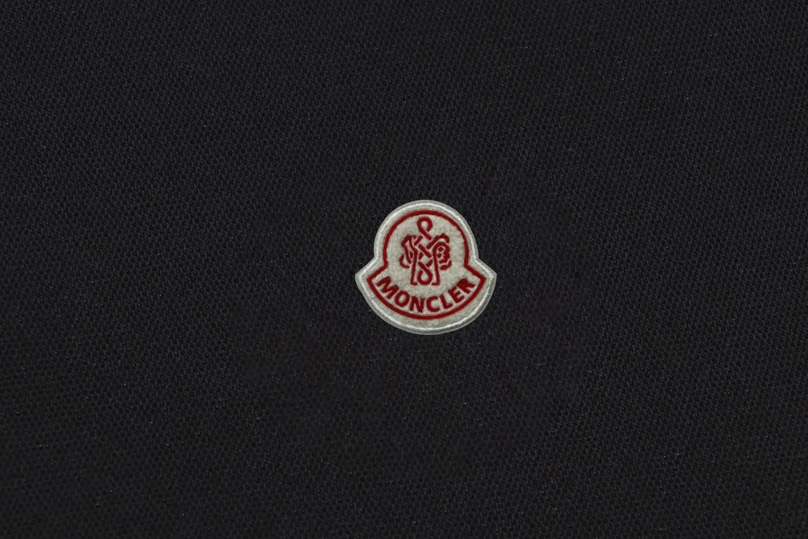 P200 New in stock】𝐌𝐎𝐍𝐂𝐋𝐄𝐑~Mengkou #2024 Early spring new high-quality lapel long-sleeved POLO shirt, counter-customized fabrics with high breathability and comfort, impeccable details, the brand's simple element design concept, reflecting high quality. It feels delicate and soft! It presents a casual cut and the upper body shape is great! The chest is filled with three-dimensional embroidery of the brand LOGO to highlight quality and luxury. Color: black, white Size: M~L~XL~2XL~3XL