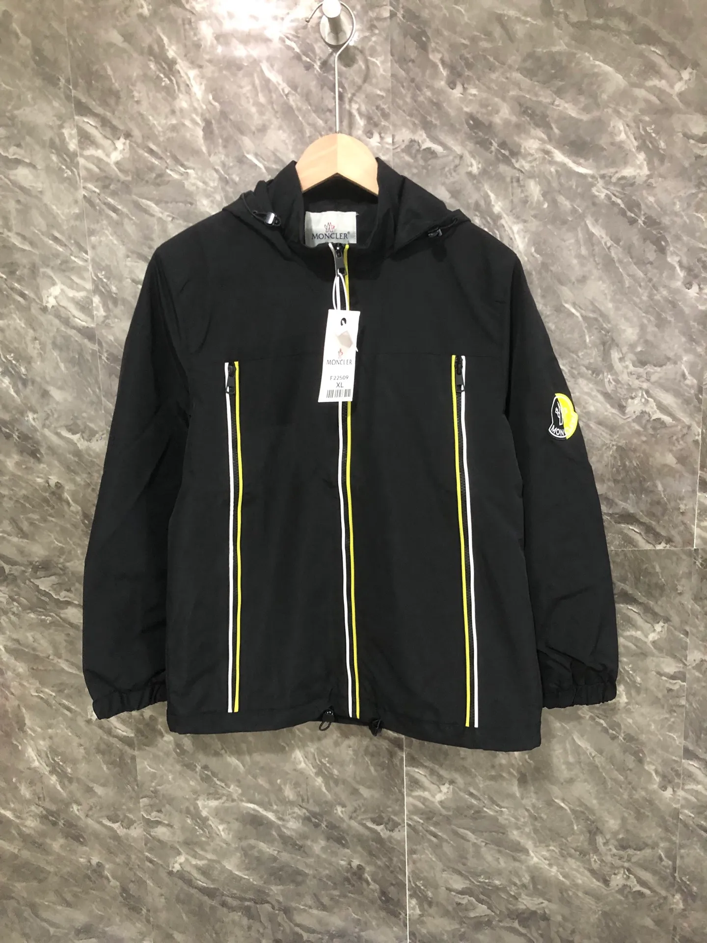 P360 Moncler hooded jacket! Handsome and popular thin jacket made of super soft fabric. A must-have artifact for autumn, Su Qianyi can be quickly dehydrated and dried after washing. The upper body is breathable and fashionable. It has an attractive design, inseam binding technology, and very good details. It provides outdoor users with full experience and complete protection, bringing us closer to the challenges of nature. It has minimalist design elements for the season, a must-have item for trendy men and women, and a perfect slim fit. Highly recommended! Color: Black Size: S size 100-120 catties, M size 120-140 catties, L size 140-160 catties, XL size 160-180 catties