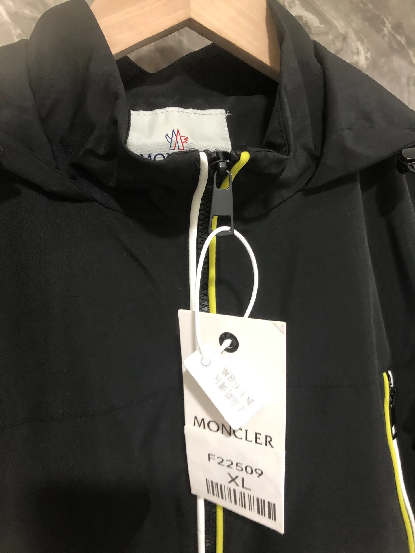 P360 Moncler hooded jacket! Handsome and popular thin jacket made of super soft fabric. A must-have artifact for autumn, Su Qianyi can be quickly dehydrated and dried after washing. The upper body is breathable and fashionable. It has an attractive design, inseam binding technology, and very good details. It provides outdoor users with full experience and complete protection, bringing us closer to the challenges of nature. It has minimalist design elements for the season, a must-have item for trendy men and women, and a perfect slim fit. Highly recommended! Color: Black Size: S size 100-120 catties, M size 120-140 catties, L size 140-160 catties, XL size 160-180 catties
