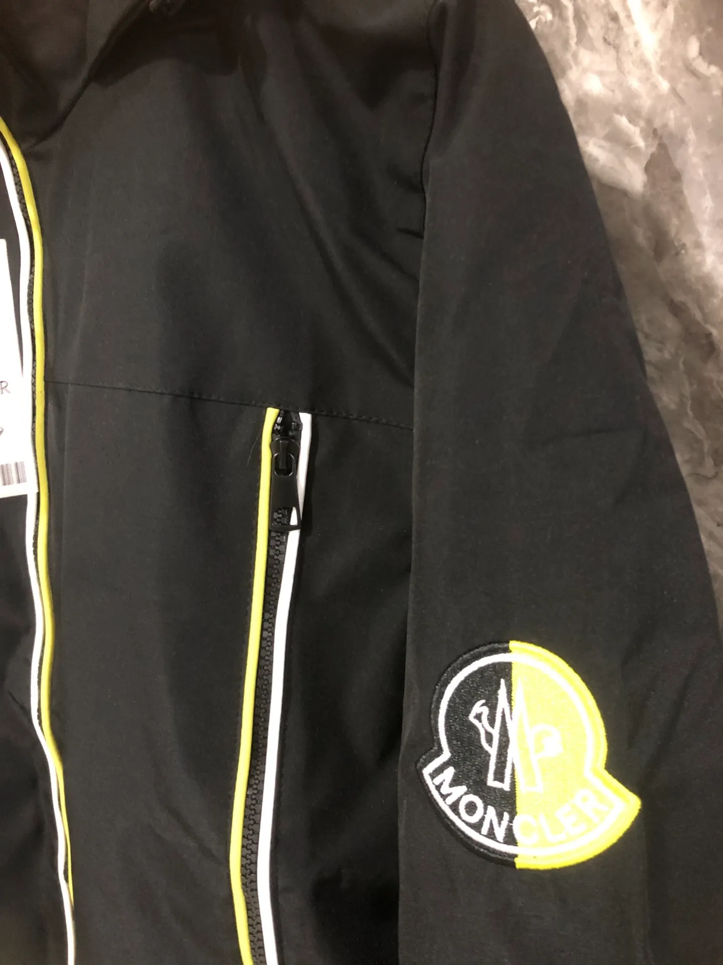 P360 Moncler hooded jacket! Handsome and popular thin jacket made of super soft fabric. A must-have artifact for autumn, Su Qianyi can be quickly dehydrated and dried after washing. The upper body is breathable and fashionable. It has an attractive design, inseam binding technology, and very good details. It provides outdoor users with full experience and complete protection, bringing us closer to the challenges of nature. It has minimalist design elements for the season, a must-have item for trendy men and women, and a perfect slim fit. Highly recommended! Color: Black Size: S size 100-120 catties, M size 120-140 catties, L size 140-160 catties, XL size 160-180 catties