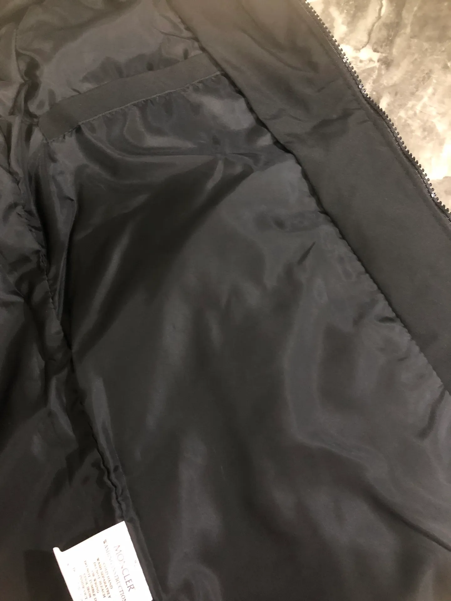 P360 Moncler hooded jacket! Handsome and popular thin jacket made of super soft fabric. A must-have artifact for autumn, Su Qianyi can be quickly dehydrated and dried after washing. The upper body is breathable and fashionable. It has an attractive design, inseam binding technology, and very good details. It provides outdoor users with full experience and complete protection, bringing us closer to the challenges of nature. It has minimalist design elements for the season, a must-have item for trendy men and women, and a perfect slim fit. Highly recommended! Color: Black Size: S size 100-120 catties, M size 120-140 catties, L size 140-160 catties, XL size 160-180 catties