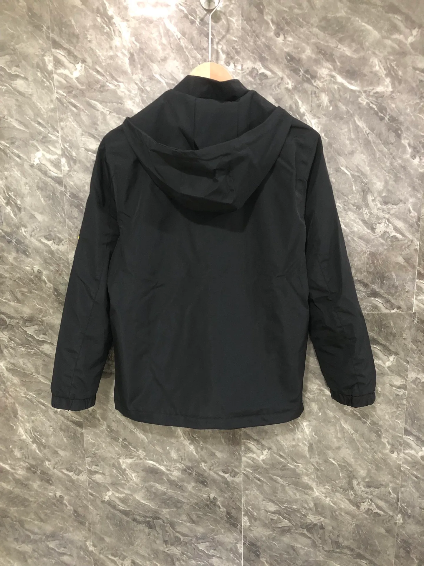 P360 Moncler hooded jacket! Handsome and popular thin jacket made of super soft fabric. A must-have artifact for autumn, Su Qianyi can be quickly dehydrated and dried after washing. The upper body is breathable and fashionable. It has an attractive design, inseam binding technology, and very good details. It provides outdoor users with full experience and complete protection, bringing us closer to the challenges of nature. It has minimalist design elements for the season, a must-have item for trendy men and women, and a perfect slim fit. Highly recommended! Color: Black Size: S size 100-120 catties, M size 120-140 catties, L size 140-160 catties, XL size 160-180 catties