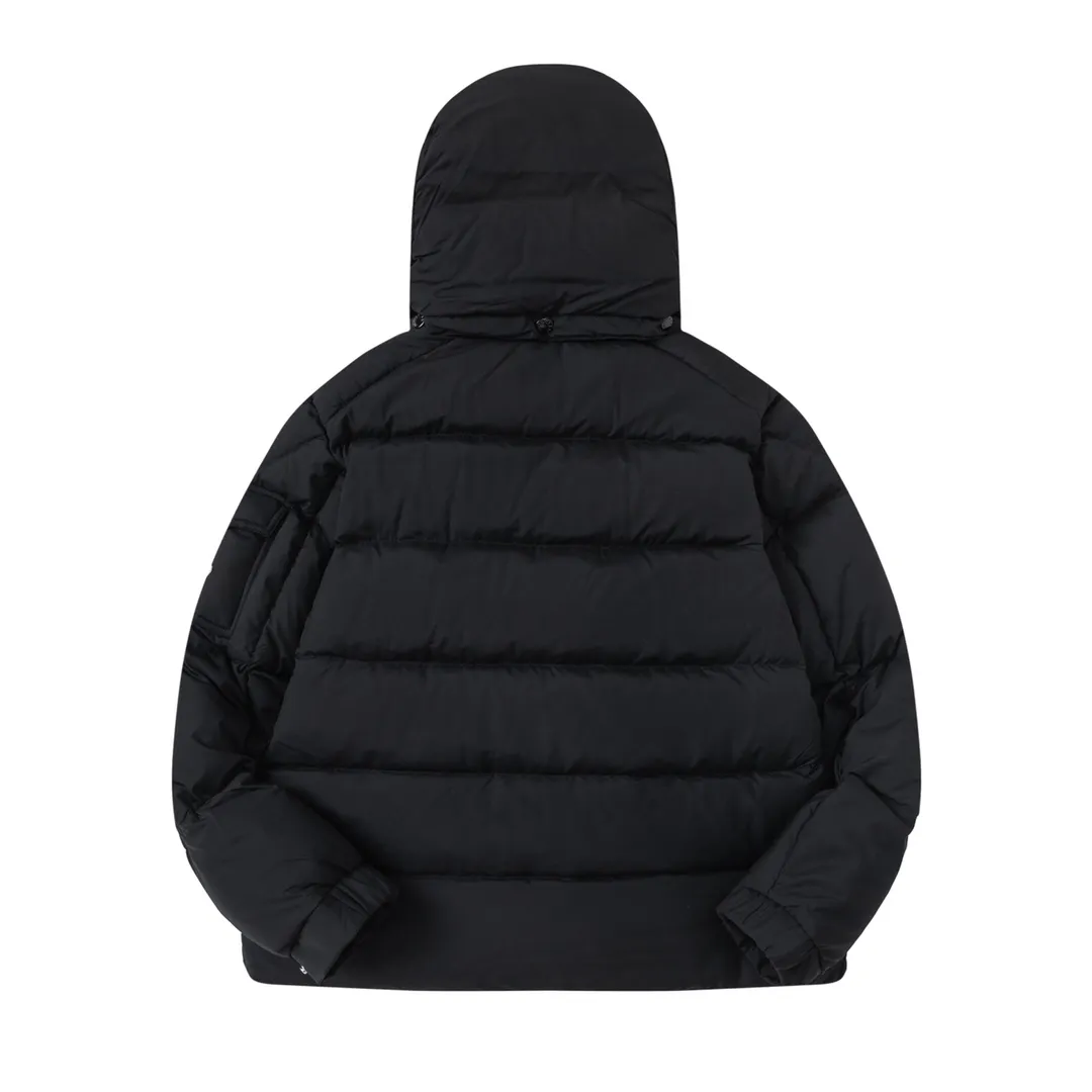 P860 (with dust bag) MONCLER/Mongolian autumn and winter new Maya matte short down jacket. This vezere short down jacket is a basic warm item that highlights the style of Moner. The vezere down jacket is made of longue saison fabric, which is both lightweight and warm. This short down jacket features a hood that can be easily removed depending on the weather. The jacket silhouette and sleeve patch pockets pay homage to the iconic Moner Maya down jacket. · Made of longue saison fabric · Lon lé ger brillant lining with 90% goose down filling Detachable and adjustable hood with zipper and snap button closure Zippered pockets Sleeves with patch pockets · Adjustable cuffs · Drawstring hem Color: Black/White Sizes: 1/2/3/4/5