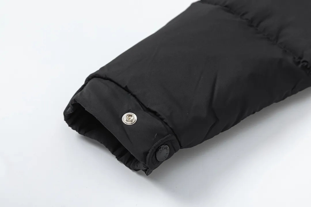 P860 (with dust bag) MONCLER/Mongolian autumn and winter new Maya matte short down jacket. This vezere short down jacket is a basic warm item that highlights the style of Moner. The vezere down jacket is made of longue saison fabric, which is both lightweight and warm. This short down jacket features a hood that can be easily removed depending on the weather. The jacket silhouette and sleeve patch pockets pay homage to the iconic Moner Maya down jacket. · Made of longue saison fabric · Lon lé ger brillant lining with 90% goose down filling Detachable and adjustable hood with zipper and snap button closure Zippered pockets Sleeves with patch pockets · Adjustable cuffs · Drawstring hem Color: Black/White Sizes: 1/2/3/4/5