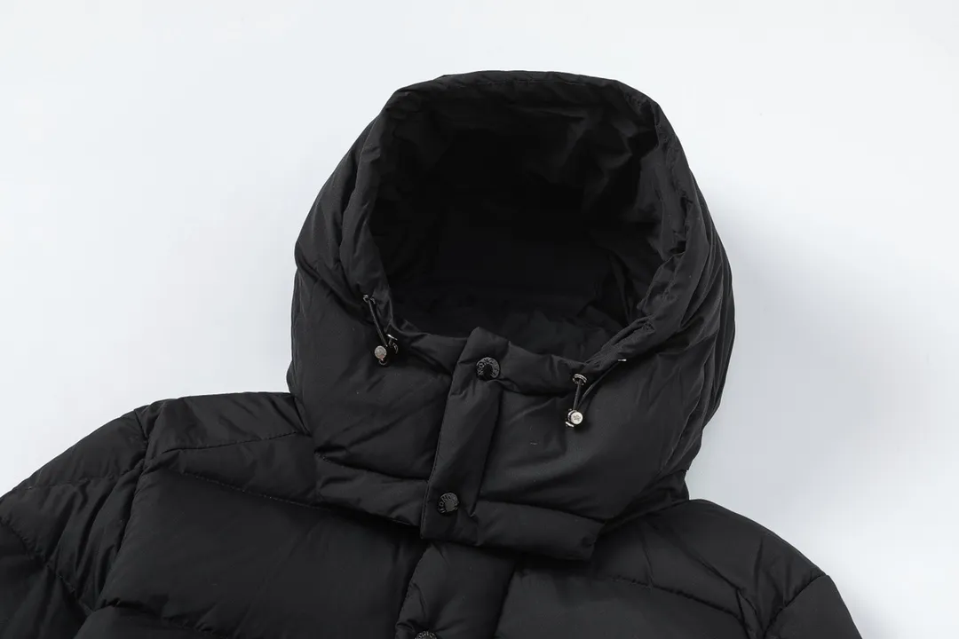 P860 (with dust bag) MONCLER/Mongolian autumn and winter new Maya matte short down jacket. This vezere short down jacket is a basic warm item that highlights the style of Moner. The vezere down jacket is made of longue saison fabric, which is both lightweight and warm. This short down jacket features a hood that can be easily removed depending on the weather. The jacket silhouette and sleeve patch pockets pay homage to the iconic Moner Maya down jacket. · Made of longue saison fabric · Lon lé ger brillant lining with 90% goose down filling Detachable and adjustable hood with zipper and snap button closure Zippered pockets Sleeves with patch pockets · Adjustable cuffs · Drawstring hem Color: Black/White Sizes: 1/2/3/4/5