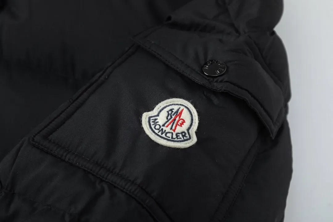 P860 (with dust bag) MONCLER/Mongolian autumn and winter new Maya matte short down jacket. This vezere short down jacket is a basic warm item that highlights the style of Moner. The vezere down jacket is made of longue saison fabric, which is both lightweight and warm. This short down jacket features a hood that can be easily removed depending on the weather. The jacket silhouette and sleeve patch pockets pay homage to the iconic Moner Maya down jacket. · Made of longue saison fabric · Lon lé ger brillant lining with 90% goose down filling Detachable and adjustable hood with zipper and snap button closure Zippered pockets Sleeves with patch pockets · Adjustable cuffs · Drawstring hem Color: Black/White Sizes: 1/2/3/4/5