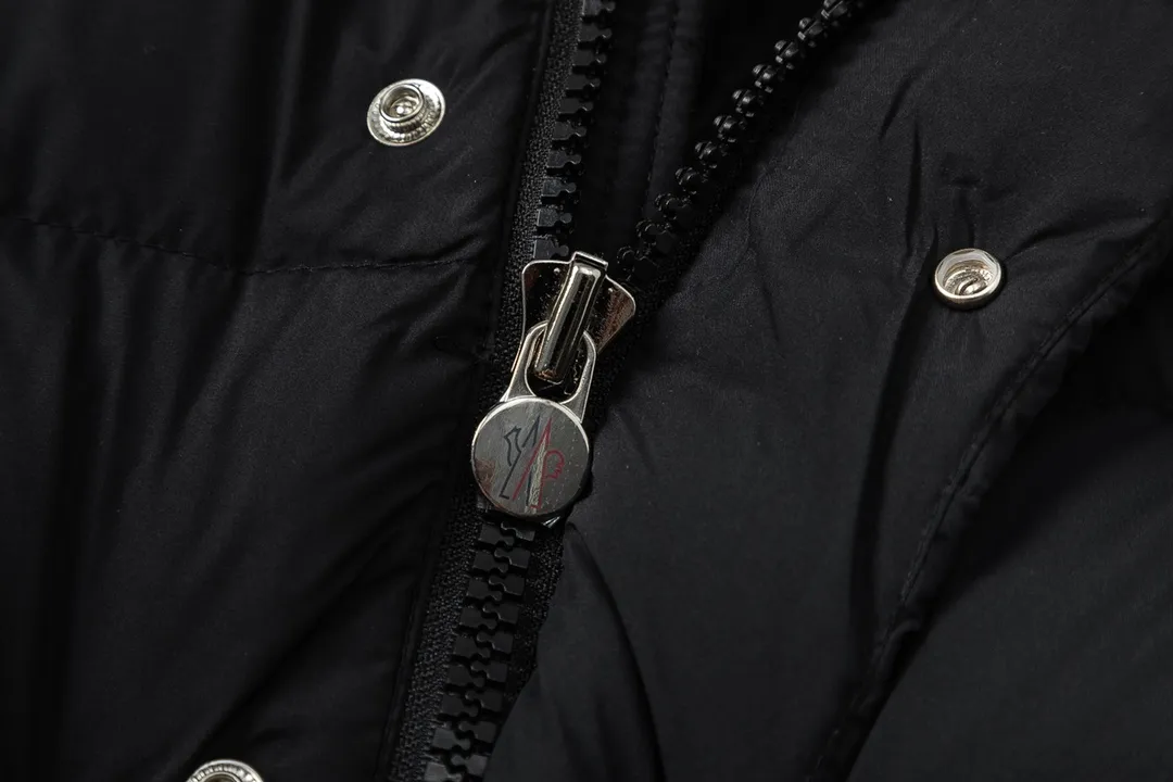 P860 (with dust bag) MONCLER/Mongolian autumn and winter new Maya matte short down jacket. This vezere short down jacket is a basic warm item that highlights the style of Moner. The vezere down jacket is made of longue saison fabric, which is both lightweight and warm. This short down jacket features a hood that can be easily removed depending on the weather. The jacket silhouette and sleeve patch pockets pay homage to the iconic Moner Maya down jacket. · Made of longue saison fabric · Lon lé ger brillant lining with 90% goose down filling Detachable and adjustable hood with zipper and snap button closure Zippered pockets Sleeves with patch pockets · Adjustable cuffs · Drawstring hem Color: Black/White Sizes: 1/2/3/4/5