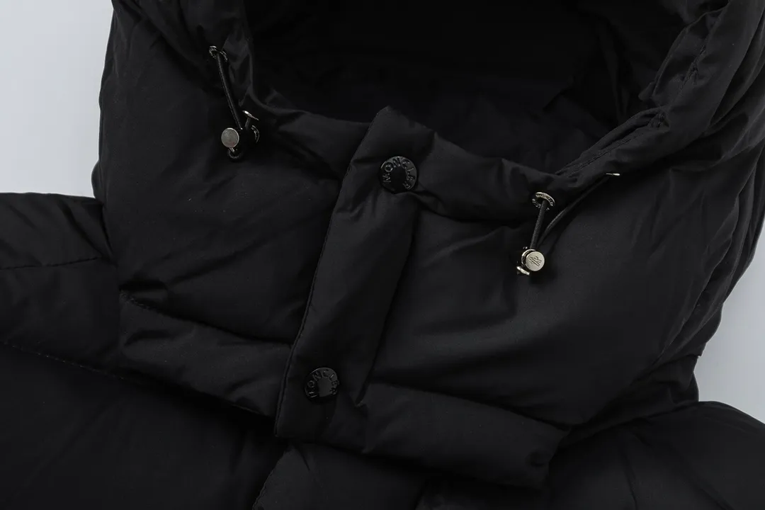 P860 (with dust bag) MONCLER/Mongolian autumn and winter new Maya matte short down jacket. This vezere short down jacket is a basic warm item that highlights the style of Moner. The vezere down jacket is made of longue saison fabric, which is both lightweight and warm. This short down jacket features a hood that can be easily removed depending on the weather. The jacket silhouette and sleeve patch pockets pay homage to the iconic Moner Maya down jacket. · Made of longue saison fabric · Lon lé ger brillant lining with 90% goose down filling Detachable and adjustable hood with zipper and snap button closure Zippered pockets Sleeves with patch pockets · Adjustable cuffs · Drawstring hem Color: Black/White Sizes: 1/2/3/4/5