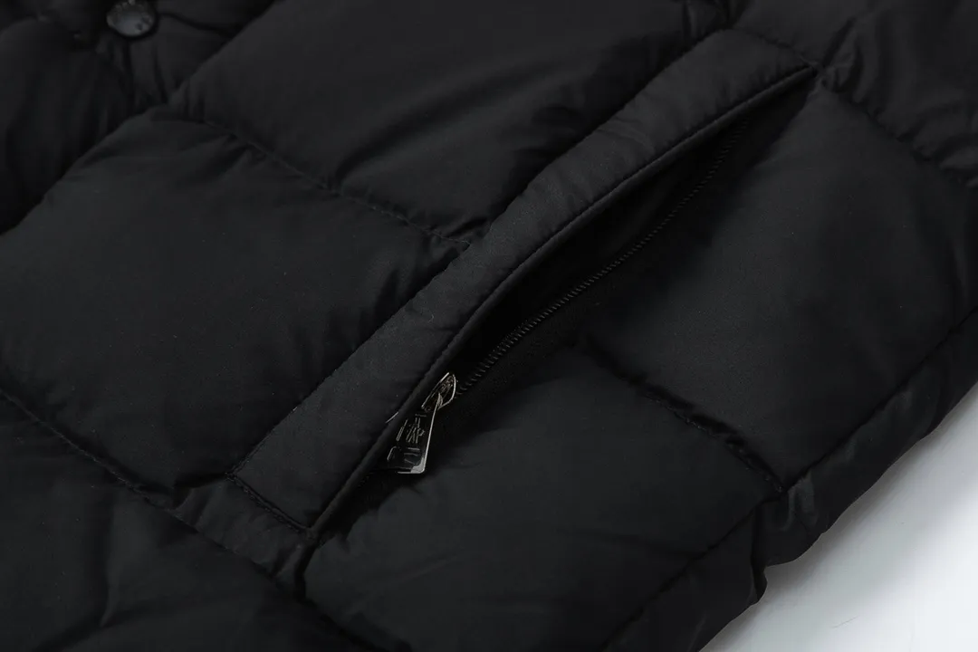 P860 (with dust bag) MONCLER/Mongolian autumn and winter new Maya matte short down jacket. This vezere short down jacket is a basic warm item that highlights the style of Moner. The vezere down jacket is made of longue saison fabric, which is both lightweight and warm. This short down jacket features a hood that can be easily removed depending on the weather. The jacket silhouette and sleeve patch pockets pay homage to the iconic Moner Maya down jacket. · Made of longue saison fabric · Lon lé ger brillant lining with 90% goose down filling Detachable and adjustable hood with zipper and snap button closure Zippered pockets Sleeves with patch pockets · Adjustable cuffs · Drawstring hem Color: Black/White Sizes: 1/2/3/4/5