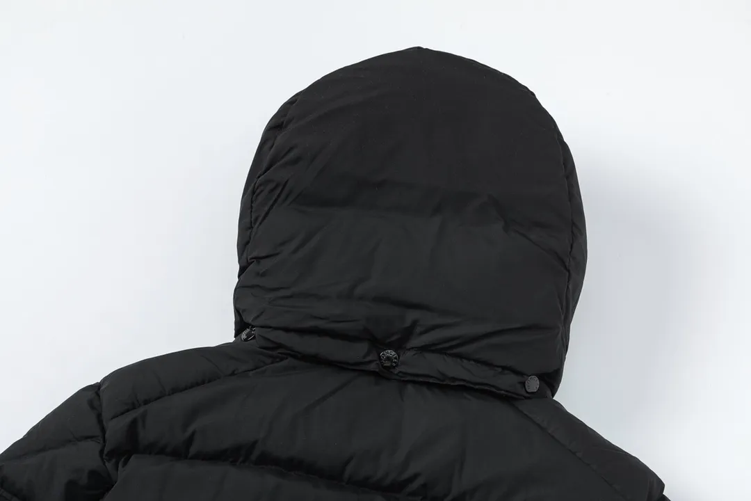 P860 (with dust bag) MONCLER/Mongolian autumn and winter new Maya matte short down jacket. This vezere short down jacket is a basic warm item that highlights the style of Moner. The vezere down jacket is made of longue saison fabric, which is both lightweight and warm. This short down jacket features a hood that can be easily removed depending on the weather. The jacket silhouette and sleeve patch pockets pay homage to the iconic Moner Maya down jacket. · Made of longue saison fabric · Lon lé ger brillant lining with 90% goose down filling Detachable and adjustable hood with zipper and snap button closure Zippered pockets Sleeves with patch pockets · Adjustable cuffs · Drawstring hem Color: Black/White Sizes: 1/2/3/4/5