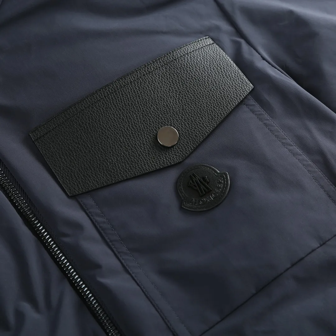 P860 MONCLER hooded jacket-style down jacket is made of 100% polyester fiber. After microfiberization treatment, the individual fibers become extremely fine, which greatly increases the fiber surface area, making the fabric soft and smooth, and the touch is close to natural fibers. The high-density textile method makes the structure tight, thus giving it a certain degree of wrinkle resistance, windproof warmth and wear resistance.  Lining selection: High-density lining fabric made of ultra-fine denier, 0.08mm thickness to avoid increasing the overall weight and making it smooth to wear. The high-density woven structure forms a wind resistance layer to protect the thermal efficiency of the thermal layer from loss. It can also withstand the expansion pressure of down and prevent deformation and damage after long-term use.  High-quality filling: 90 white duck down is selected, with a weight of 200g, ensuring excellent thermal insulation performance. After strict screening and treatment, the velvet is not easy to be drilled, ensuring durability. Details: The leather flap pocket on the chest is matched with a pebbled leather flap + matte metal buckle. It is low-key and exudes nobility. The hidden adjustment rope gives a sense of sophistication when you raise your hand. The "ID card" is directly embedded on the black satin inner patch pocket! Silver snaps + red, white and blue webbing, low-key yet exuding a sense of luxury, both visually and tactilely smooth.  Accessories: one-to-one customized buttons, one-to-one customized hem drawstring buckle, one-to-one customized phoenix eyes, one-to-one customized zipper pendant SIZE: 1 2 3 4
