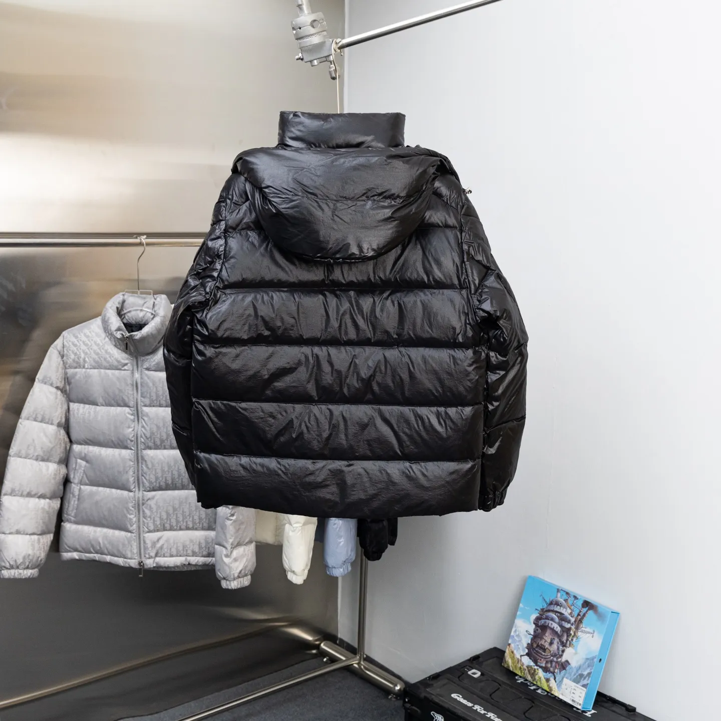 P740 Top version 🆕🆕🆕🆕Moncler/Moncler Maya 70th Anniversary Limited Down Jacket Moncler Maya classic shiny small label down jacket, the pockets on the cuffs are a perfect combination with the 70-week wool felt small label, the hood is removable, the fabric is customized and is consistent with the original version, the lacquered shiny fabric is windproof and waterproof, the same as the original version Filled with 90% white duck down, up to 400g of down, excellent thermal insulation effect, a must in cold areas Customized original accessories, complete with three labels, molded custom logo buttons Color: Black White Brown SIZE: 1 2 3 4 5
