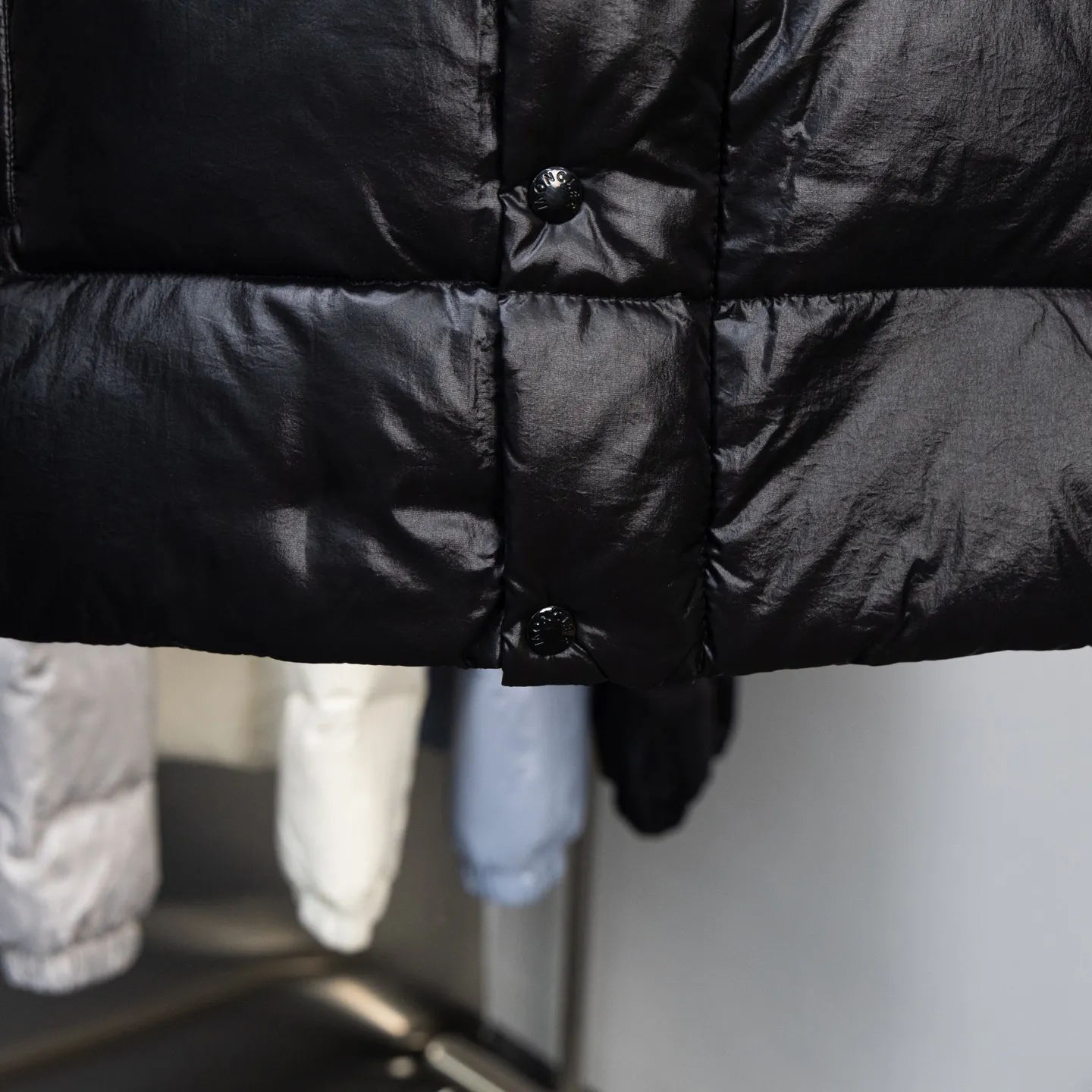 P740 Top version 🆕🆕🆕🆕Moncler/Moncler Maya 70th Anniversary Limited Down Jacket Moncler Maya classic shiny small label down jacket, the pockets on the cuffs are a perfect combination with the 70-week wool felt small label, the hood is removable, the fabric is customized and is consistent with the original version, the lacquered shiny fabric is windproof and waterproof, the same as the original version Filled with 90% white duck down, up to 400g of down, excellent thermal insulation effect, a must in cold areas Customized original accessories, complete with three labels, molded custom logo buttons Color: Black White Brown SIZE: 1 2 3 4 5