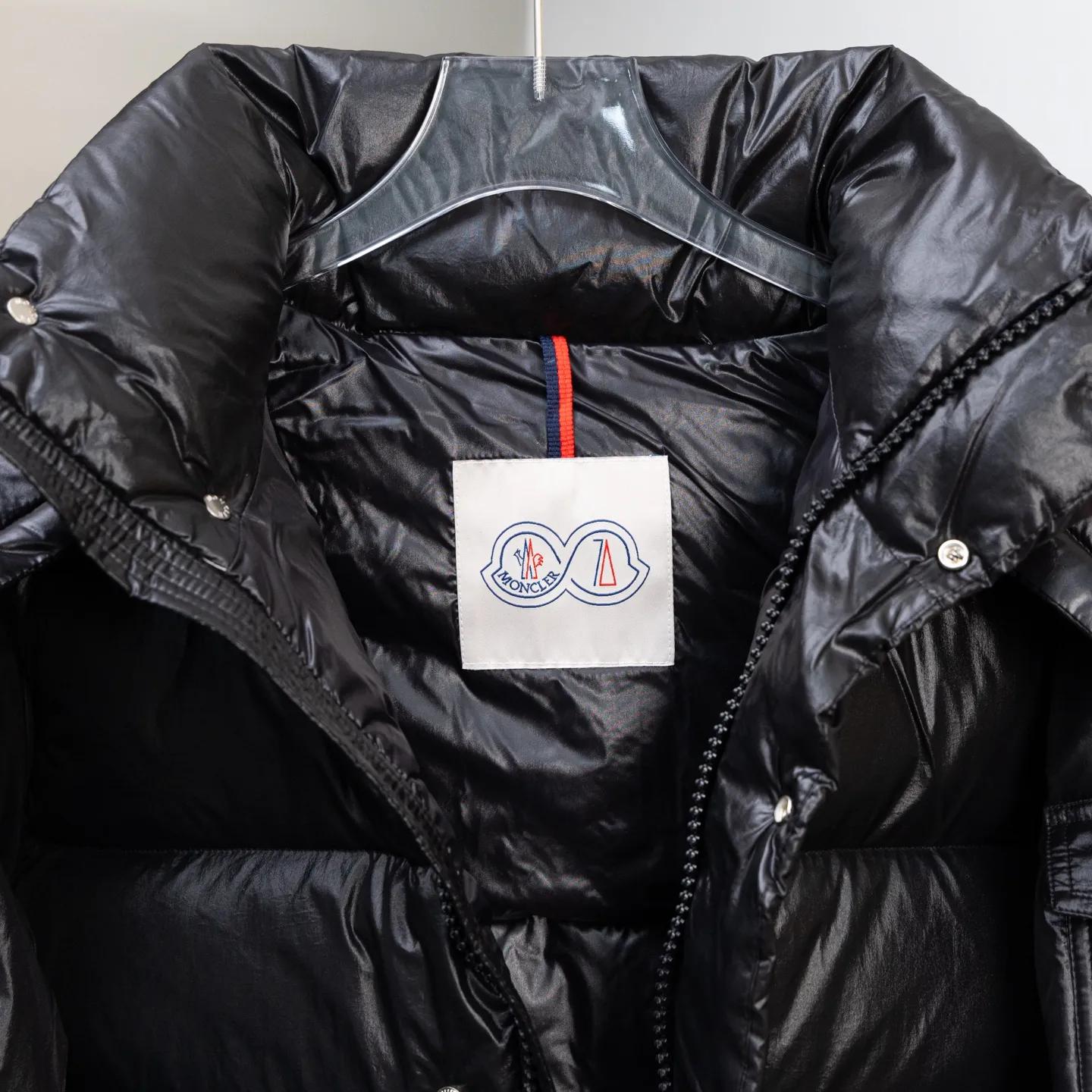 P740 Top version 🆕🆕🆕🆕Moncler/Moncler Maya 70th Anniversary Limited Down Jacket Moncler Maya classic shiny small label down jacket, the pockets on the cuffs are a perfect combination with the 70-week wool felt small label, the hood is removable, the fabric is customized and is consistent with the original version, the lacquered shiny fabric is windproof and waterproof, the same as the original version Filled with 90% white duck down, up to 400g of down, excellent thermal insulation effect, a must in cold areas Customized original accessories, complete with three labels, molded custom logo buttons Color: Black White Brown SIZE: 1 2 3 4 5
