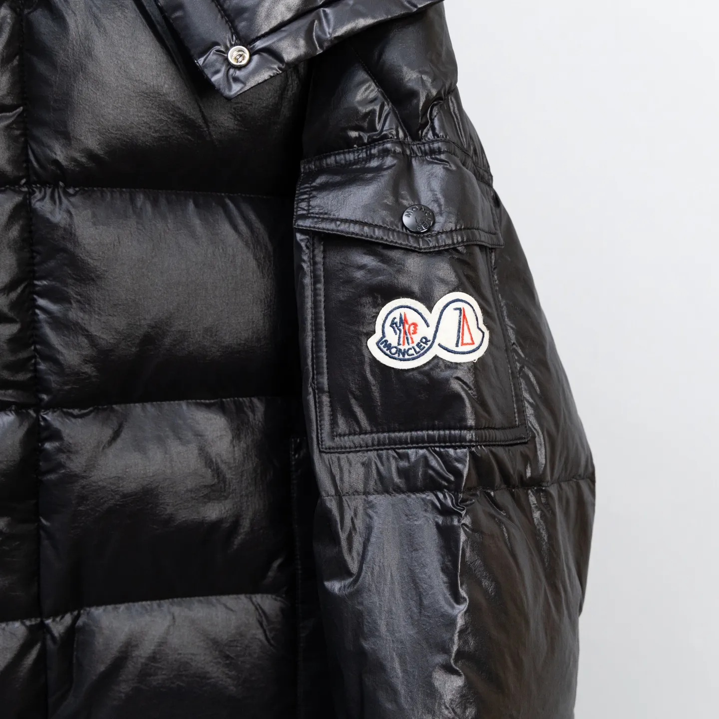 P740 Top version 🆕🆕🆕🆕Moncler/Moncler Maya 70th Anniversary Limited Down Jacket Moncler Maya classic shiny small label down jacket, the pockets on the cuffs are a perfect combination with the 70-week wool felt small label, the hood is removable, the fabric is customized and is consistent with the original version, the lacquered shiny fabric is windproof and waterproof, the same as the original version Filled with 90% white duck down, up to 400g of down, excellent thermal insulation effect, a must in cold areas Customized original accessories, complete with three labels, molded custom logo buttons Color: Black White Brown SIZE: 1 2 3 4 5