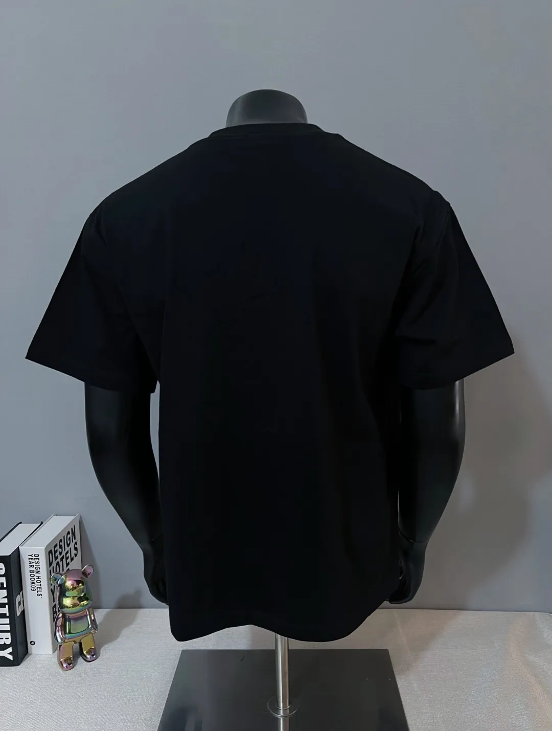 P150 Moncler MONCLER is new, 2026ss new short-sleeved T-shirt, the official website has synchronous foam printing Moncler logo technology, the details are correct to the official version, and the size of the logo is strictly controlled , standard size, foamed and taped details are in sync with the official; the fabric is made of 240g double yarn pure cotton fabric, imported woven thread, the neckline is boned to prevent deformation, the factory high-temperature washing process prevents shrinkage, the fabric is soft and breathable, scan the code and touch the NCF washed mark for identification, the details are in place, the upper body is simple and beautiful, European size version, loose and suitable, color: black, white, size XS-L (L size can wear 200 pounds)