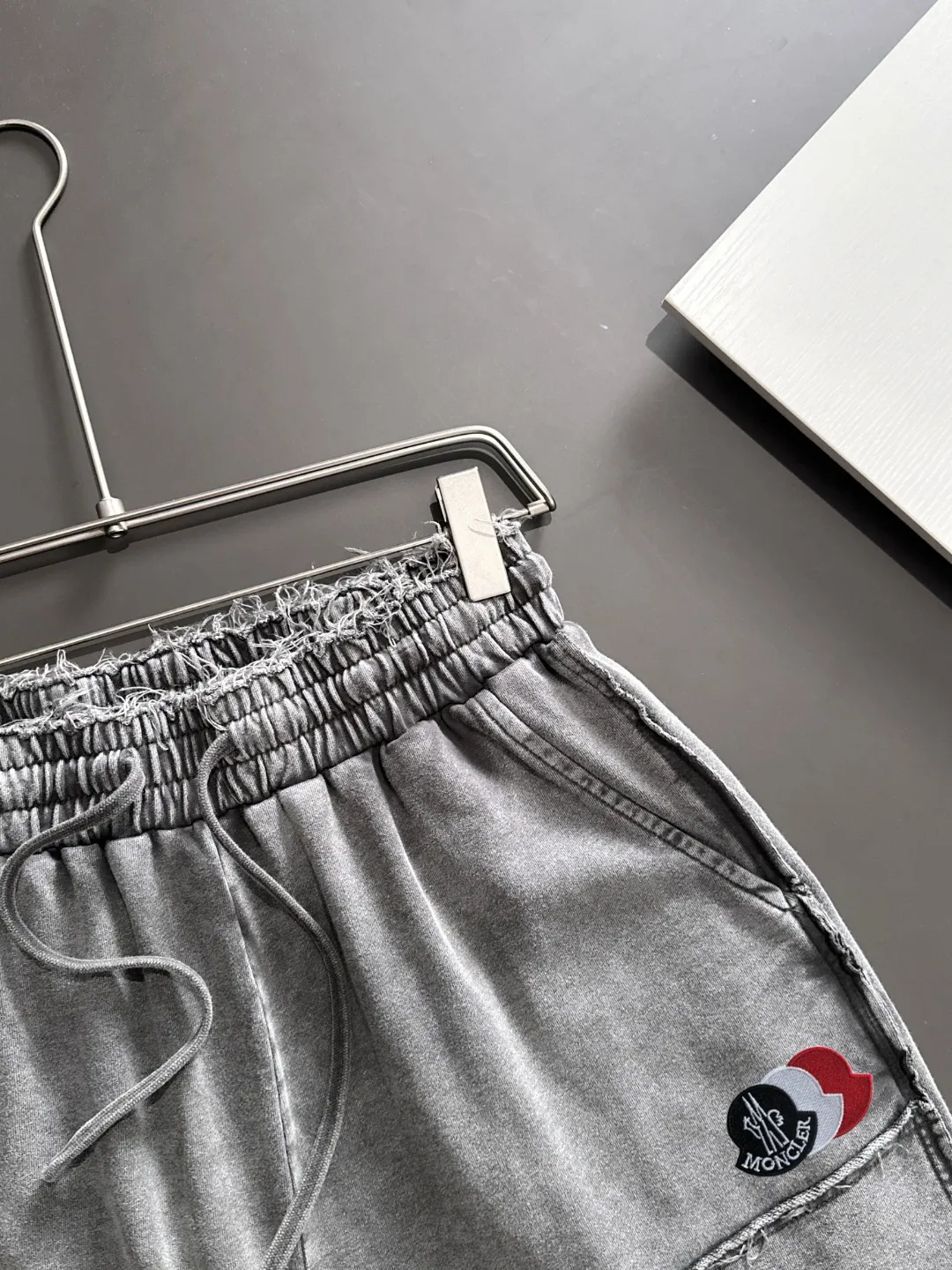 Next day shipment P300 High quality MONCLER/muzzle 2025 spring and summer new style high-definition elastic band casual solid color loose shorts, made with machines imported from Italy. The hem of the trousers is stitched with two needles. The stitching is fine and firm. The fabric is customized at the counter and has high breathability and comfort. The details are impeccable. The brand element design concept reflects high quality. It feels delicate and soft! It presents a casual cut and the upper body shape is great! Size: S-XXL