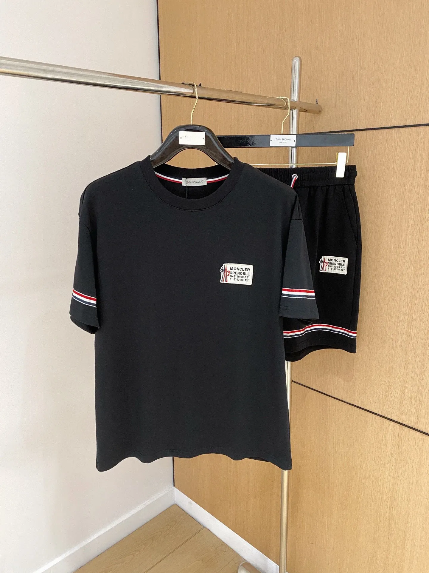 P570 Brand [MONCLER Mouth Covered] 2025 round neck short-sleeved shorts suit. The pure cotton fabric upper body will not be stuffy, the smooth and comfortable skin-friendly effect is more breathable, the fabric has its own texture, classic logo technology, a new interpretation from a unique angle, fashionable and versatile choice! Size: M-3XL (maximum wear: 190 pounds)