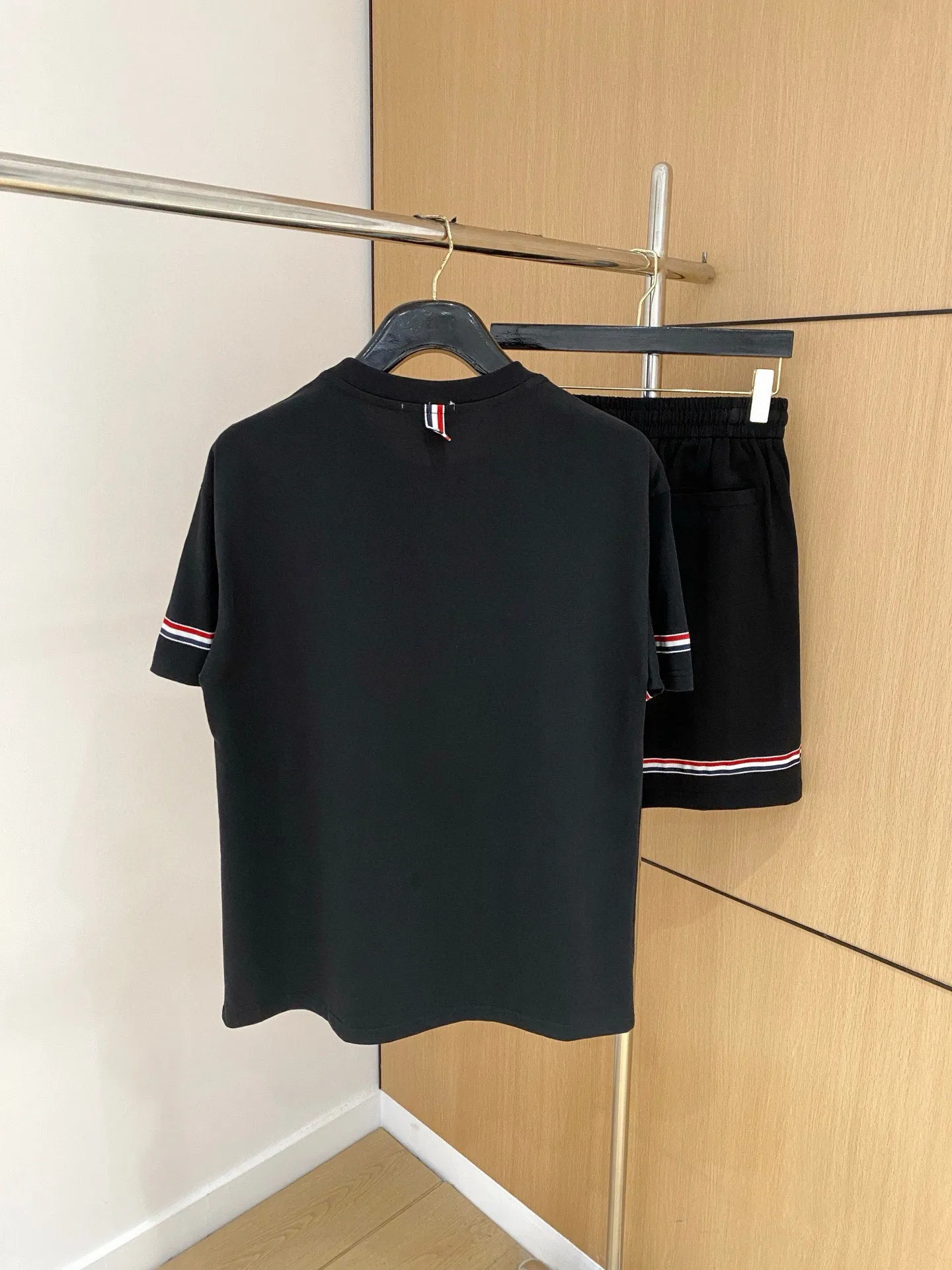 P570 Brand [MONCLER Mouth Covered] 2025 round neck short-sleeved shorts suit. The pure cotton fabric upper body will not be stuffy, the smooth and comfortable skin-friendly effect is more breathable, the fabric has its own texture, classic logo technology, a new interpretation from a unique angle, fashionable and versatile choice! Size: M-3XL (maximum wear: 190 pounds)