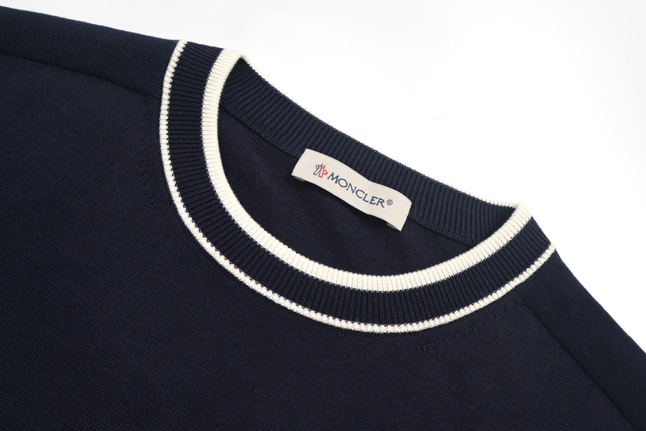 P440 Exclusive supply] Moncler color-blocked collar knitted sweater (navy blue). The original version was purchased and developed at 5550. It is woven with custom-dyed navy blue pure cotton yarn, and the jacquard white and blue color-blocked collar pattern is positioned by computer plate making. Made with imported 16-needle knitting machine. The small mark on the arm is embroidered with red and blue insignia using a BEHRINGER imported embroidery machine, and then a Czech sewing machine is used to sew the upper body side by side. Size:M/L/XL/XXL