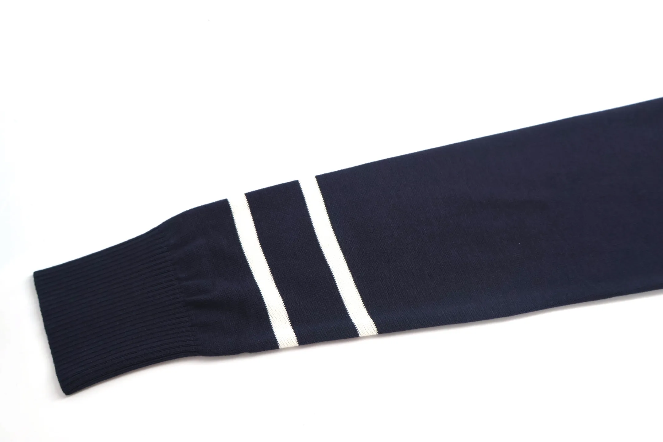 P440 Exclusive supply] Moncler color-blocked collar knitted sweater (navy blue). The original version was purchased and developed at 5550. It is woven with custom-dyed navy blue pure cotton yarn, and the jacquard white and blue color-blocked collar pattern is positioned by computer plate making. Made with imported 16-needle knitting machine. The small mark on the arm is embroidered with red and blue insignia using a BEHRINGER imported embroidery machine, and then a Czech sewing machine is used to sew the upper body side by side. Size:M/L/XL/XXL