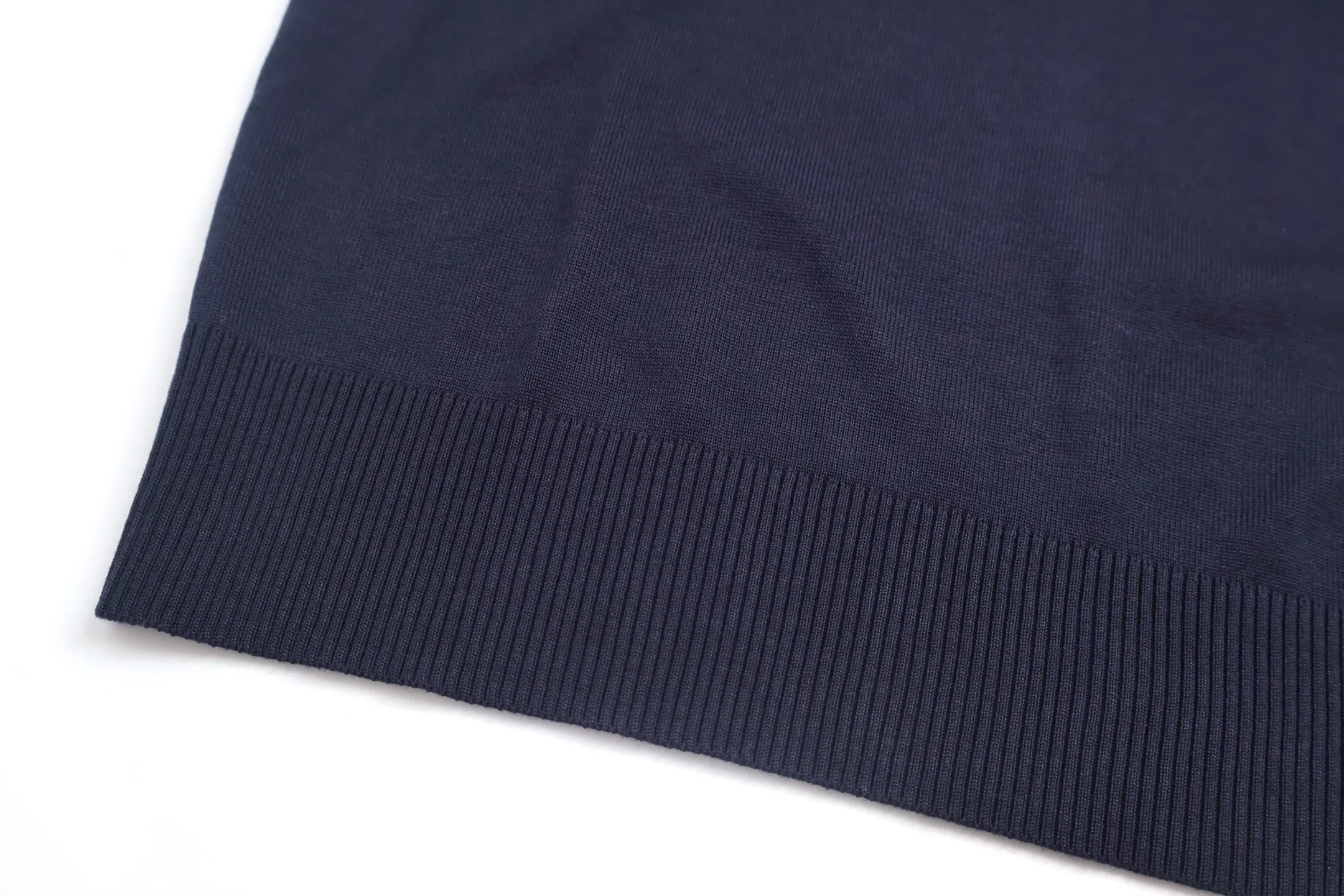 P440 Exclusive supply] Moncler color-blocked collar knitted sweater (navy blue). The original version was purchased and developed at 5550. It is woven with custom-dyed navy blue pure cotton yarn, and the jacquard white and blue color-blocked collar pattern is positioned by computer plate making. Made with imported 16-needle knitting machine. The small mark on the arm is embroidered with red and blue insignia using a BEHRINGER imported embroidery machine, and then a Czech sewing machine is used to sew the upper body side by side. Size:M/L/XL/XXL