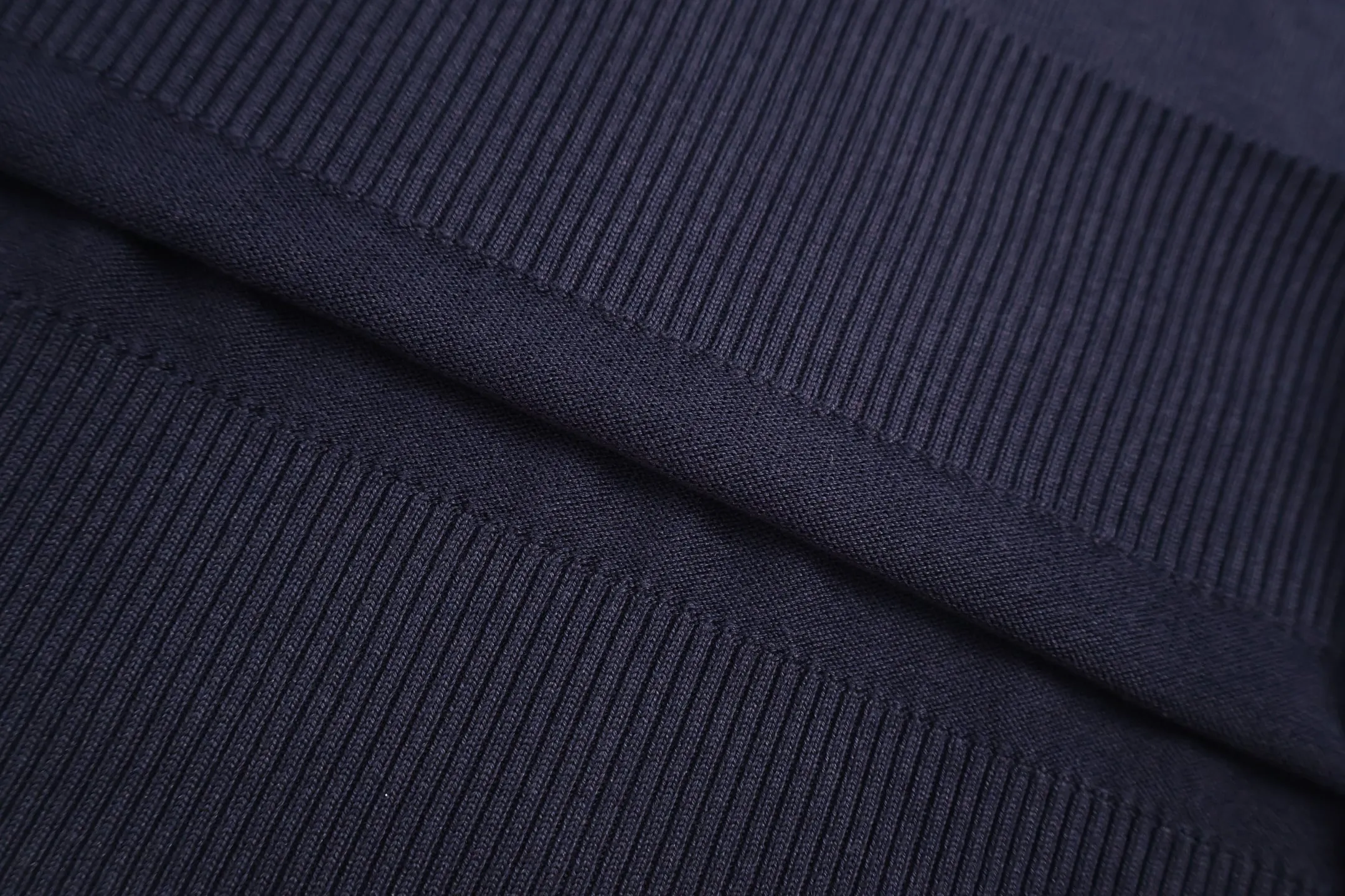 P440 Exclusive supply] Moncler color-blocked collar knitted sweater (navy blue). The original version was purchased and developed at 5550. It is woven with custom-dyed navy blue pure cotton yarn, and the jacquard white and blue color-blocked collar pattern is positioned by computer plate making. Made with imported 16-needle knitting machine. The small mark on the arm is embroidered with red and blue insignia using a BEHRINGER imported embroidery machine, and then a Czech sewing machine is used to sew the upper body side by side. Size:M/L/XL/XXL