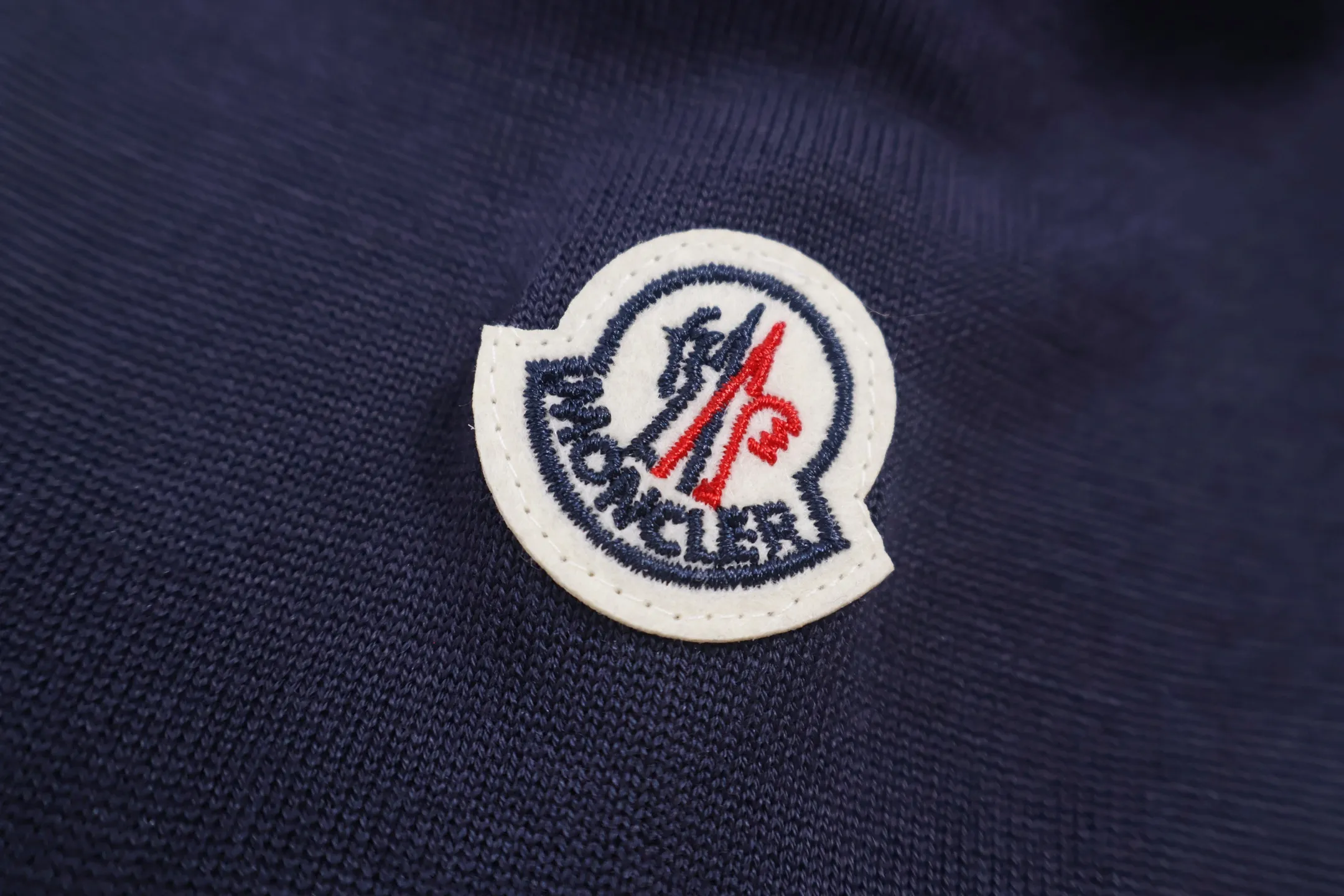 P440 Exclusive supply] Moncler color-blocked collar knitted sweater (navy blue). The original version was purchased and developed at 5550. It is woven with custom-dyed navy blue pure cotton yarn, and the jacquard white and blue color-blocked collar pattern is positioned by computer plate making. Made with imported 16-needle knitting machine. The small mark on the arm is embroidered with red and blue insignia using a BEHRINGER imported embroidery machine, and then a Czech sewing machine is used to sew the upper body side by side. Size:M/L/XL/XXL