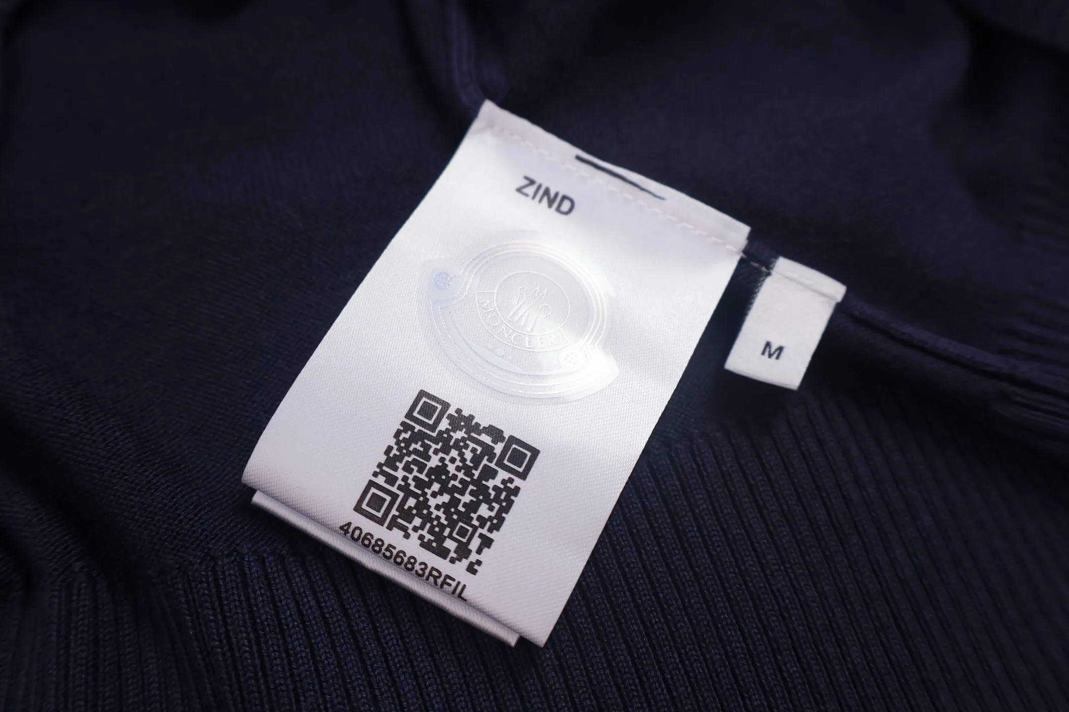 P440 Exclusive supply] Moncler color-blocked collar knitted sweater (navy blue). The original version was purchased and developed at 5550. It is woven with custom-dyed navy blue pure cotton yarn, and the jacquard white and blue color-blocked collar pattern is positioned by computer plate making. Made with imported 16-needle knitting machine. The small mark on the arm is embroidered with red and blue insignia using a BEHRINGER imported embroidery machine, and then a Czech sewing machine is used to sew the upper body side by side. Size:M/L/XL/XXL