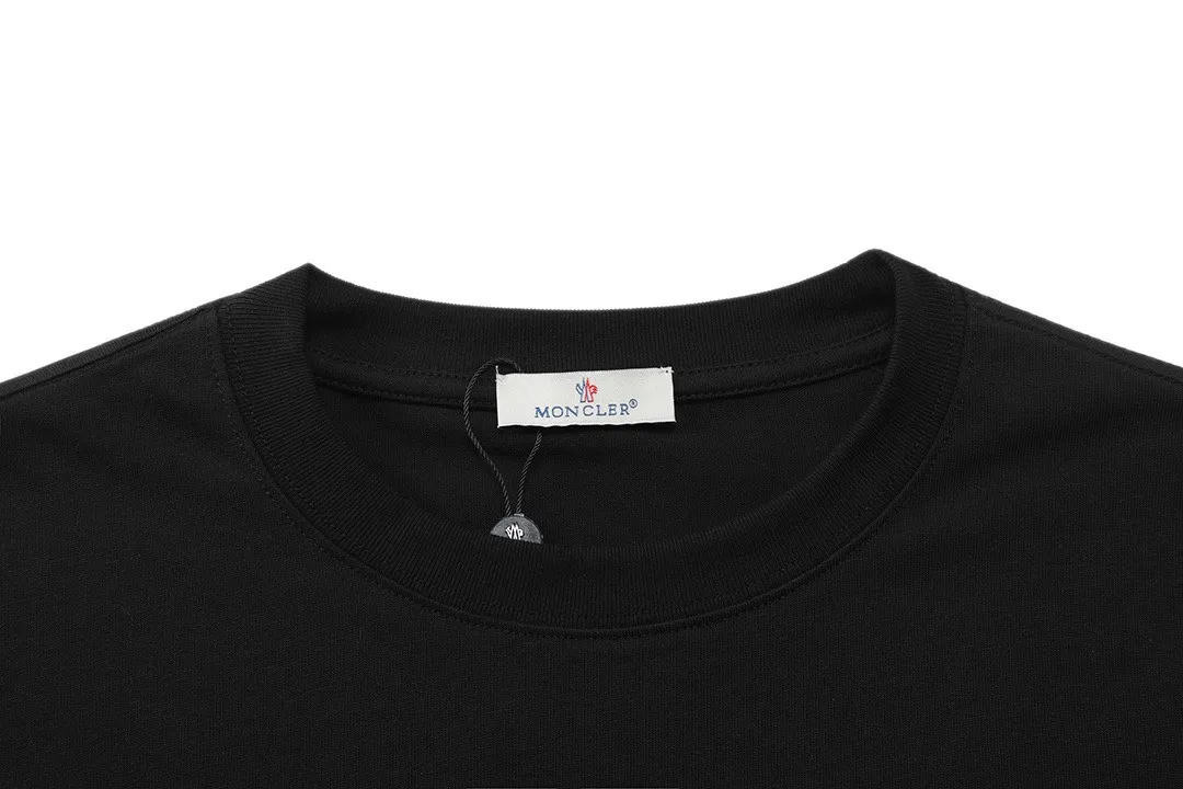 P150 Moncler 2026 official website new heavy industry slogan embroidered letter logo, same style for men and women, short-sleeved T-shirt ·Customized 300g 100% double yarn pure cotton fabric ·Dyeing 32 counts double-strand thread ·Collar label, hangtag, main mark and three labels complete Color: Black Size: XS S M L