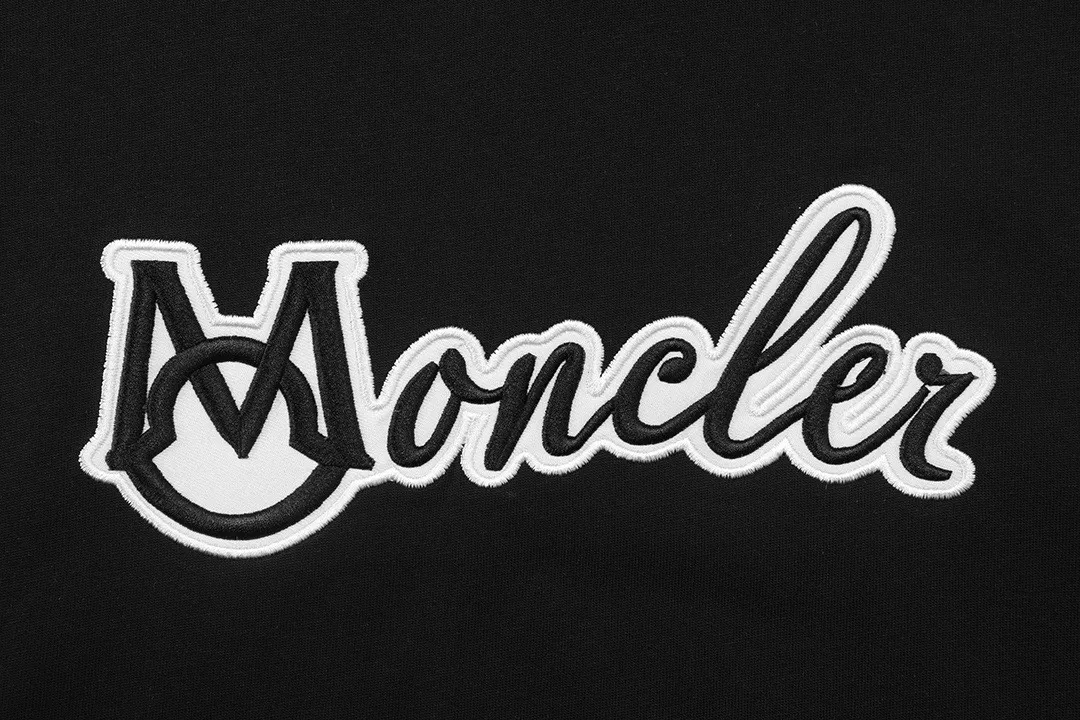 P150 Moncler 2026 official website new heavy industry slogan embroidered letter logo, same style for men and women, short-sleeved T-shirt ·Customized 300g 100% double yarn pure cotton fabric ·Dyeing 32 counts double-strand thread ·Collar label, hangtag, main mark and three labels complete Color: Black Size: XS S M L