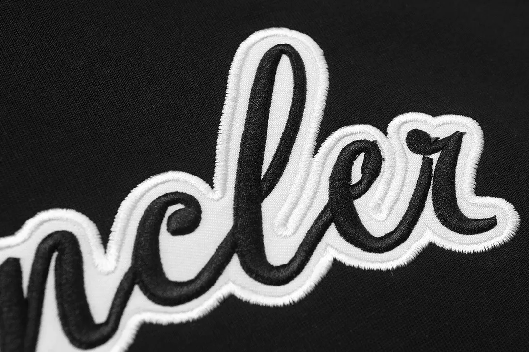P150 Moncler 2026 official website new heavy industry slogan embroidered letter logo, same style for men and women, short-sleeved T-shirt ·Customized 300g 100% double yarn pure cotton fabric ·Dyeing 32 counts double-strand thread ·Collar label, hangtag, main mark and three labels complete Color: Black Size: XS S M L
