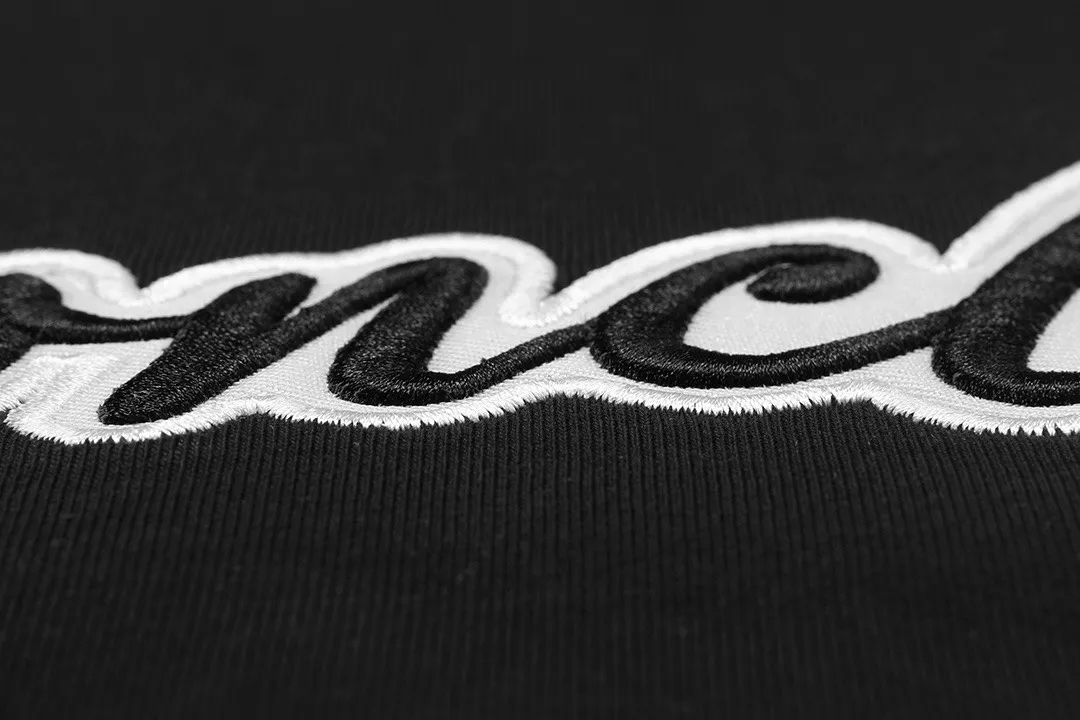 P150 Moncler 2026 official website new heavy industry slogan embroidered letter logo, same style for men and women, short-sleeved T-shirt ·Customized 300g 100% double yarn pure cotton fabric ·Dyeing 32 counts double-strand thread ·Collar label, hangtag, main mark and three labels complete Color: Black Size: XS S M L