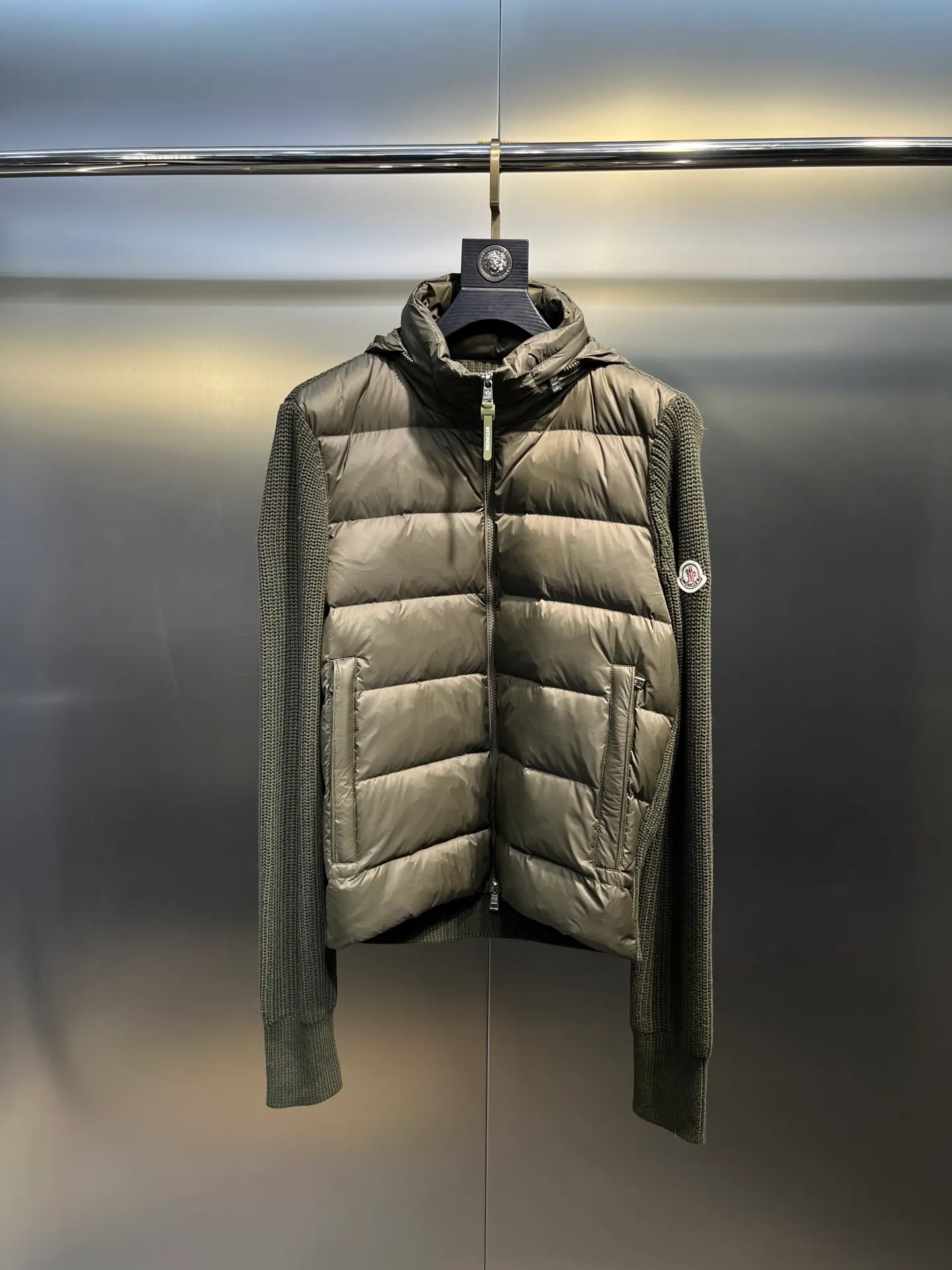 P680 Moncler Mouth Cover 🌟 Men’s new early autumn product. Classic stand collar zippered wool knit patchwork jacket single down! A must-have item for winter inner wear and early fall. The striped quilted cropped slim fit is versatile and effortless. The classic red, white and blue zipper design is age-reducing and fashionable. Original customized national standard 90 white duck down filling! Imported lightweight memory silk fabric is breathable and lightweight! Imported machine sewing line technology. The upper body is pure and handsome. Original hardware accessories Original mark Color: black Army green Code number: m-xxxl