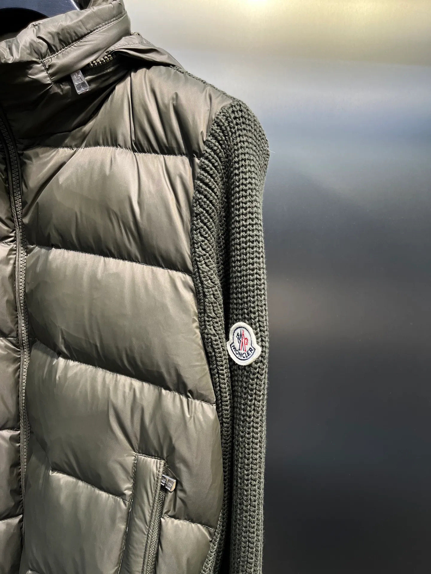 P680 Moncler Mouth Cover 🌟 Men’s new early autumn product. Classic stand collar zippered wool knit patchwork jacket single down! A must-have item for winter inner wear and early fall. The striped quilted cropped slim fit is versatile and effortless. The classic red, white and blue zipper design is age-reducing and fashionable. Original customized national standard 90 white duck down filling! Imported lightweight memory silk fabric is breathable and lightweight! Imported machine sewing line technology. The upper body is pure and handsome. Original hardware accessories Original mark Color: black Army green Code number: m-xxxl