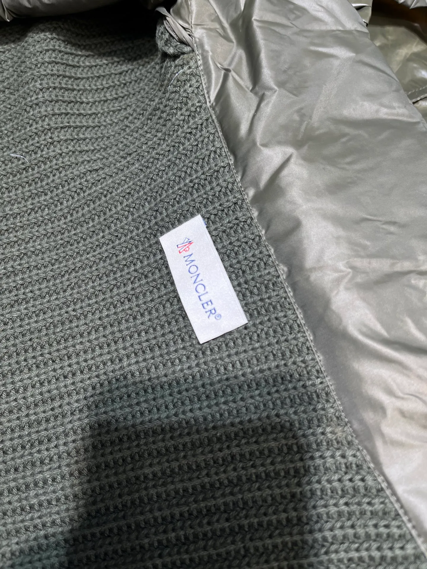 P680 Moncler Mouth Cover 🌟 Men’s new early autumn product. Classic stand collar zippered wool knit patchwork jacket single down! A must-have item for winter inner wear and early fall. The striped quilted cropped slim fit is versatile and effortless. The classic red, white and blue zipper design is age-reducing and fashionable. Original customized national standard 90 white duck down filling! Imported lightweight memory silk fabric is breathable and lightweight! Imported machine sewing line technology. The upper body is pure and handsome. Original hardware accessories Original mark Color: black Army green Code number: m-xxxl