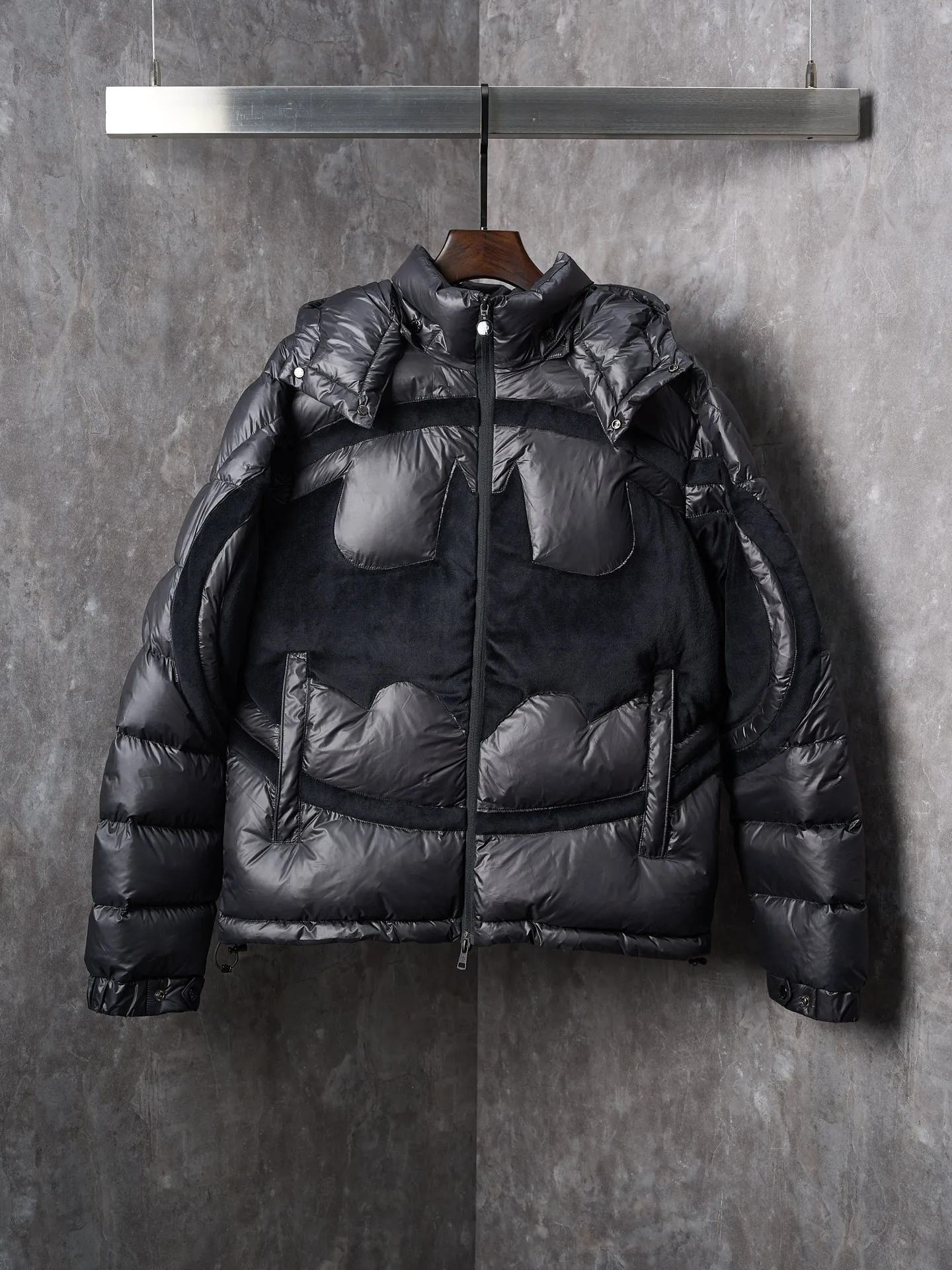 P1240 Actual hanging auction] Moncler/muzzled Batman co-branded logo down jacket [Ready stock] 1 code, 2 codes, 3 codes, 4 codes "The hood is detachable and adjustable to match at will" Customized Moyun high-grade carbon black coated windbreaker fabric Customized Korean-yun flowing velvet knitted fabric Using 400D calendered gallbladder National standard 95 white duck down (welcome to test) Full amount of down, full of warmth, light and fluffy, ingeniously create a joint series Decorated with the Batman logo on the front, inspired by this famous superhero, it is highly recognizable. The iconic Moncler embroidered logo appears on the sleeves, highlighting the brand style and paying tribute to the classics. It is also an interpretation of modern fashion. It tightly locks in body temperature and enjoys warmth and comfort. It becomes the most intimate companion in winter. Computer laser burning cutting uses a high-energy laser beam to instantly melt the fabric fibers at high temperature and perform precise cutting and engraving on the fabric according to the original pattern. The edges are flat to achieve seamless splicing, which effectively prevents the penetration of cold wind and improves the thermal insulation performance of the down jacket. Computer mechanical down filling gives priority to making liner paper patterns to determine the down filling area according to the original three-dimensional effect to determine the weight of down per square meter, thereby calculating the filling amount of each cut piece. The computer down filling machine uses a digital weighing unit to achieve stable measurement. The computer template machine lines the line. The line process of the computer template machine shows extremely high neatness and smoothness. The craftsman's precise control of size during the operation ensures that every line meets the design requirements. The lines of the entire template are smooth and uniform, neat and beautiful.