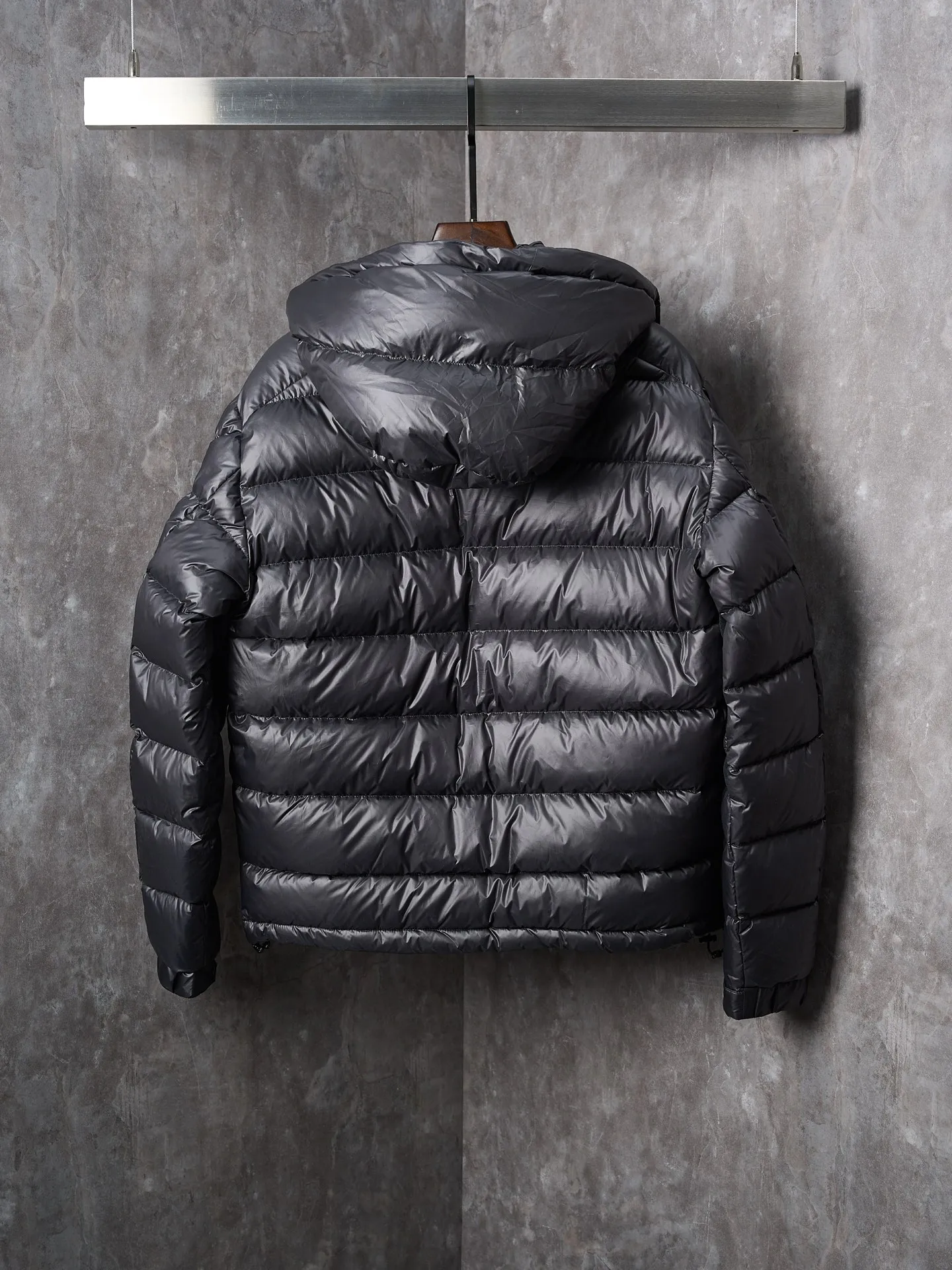 P1240 Actual hanging auction] Moncler/muzzled Batman co-branded logo down jacket [Ready stock] 1 code, 2 codes, 3 codes, 4 codes "The hood is detachable and adjustable to match at will" Customized Moyun high-grade carbon black coated windbreaker fabric Customized Korean-yun flowing velvet knitted fabric Using 400D calendered gallbladder National standard 95 white duck down (welcome to test) Full amount of down, full of warmth, light and fluffy, ingeniously create a joint series Decorated with the Batman logo on the front, inspired by this famous superhero, it is highly recognizable. The iconic Moncler embroidered logo appears on the sleeves, highlighting the brand style and paying tribute to the classics. It is also an interpretation of modern fashion. It tightly locks in body temperature and enjoys warmth and comfort. It becomes the most intimate companion in winter. Computer laser burning cutting uses a high-energy laser beam to instantly melt the fabric fibers at high temperature and perform precise cutting and engraving on the fabric according to the original pattern. The edges are flat to achieve seamless splicing, which effectively prevents the penetration of cold wind and improves the thermal insulation performance of the down jacket. Computer mechanical down filling gives priority to making liner paper patterns to determine the down filling area according to the original three-dimensional effect to determine the weight of down per square meter, thereby calculating the filling amount of each cut piece. The computer down filling machine uses a digital weighing unit to achieve stable measurement. The computer template machine lines the line. The line process of the computer template machine shows extremely high neatness and smoothness. The craftsman's precise control of size during the operation ensures that every line meets the design requirements. The lines of the entire template are smooth and uniform, neat and beautiful.